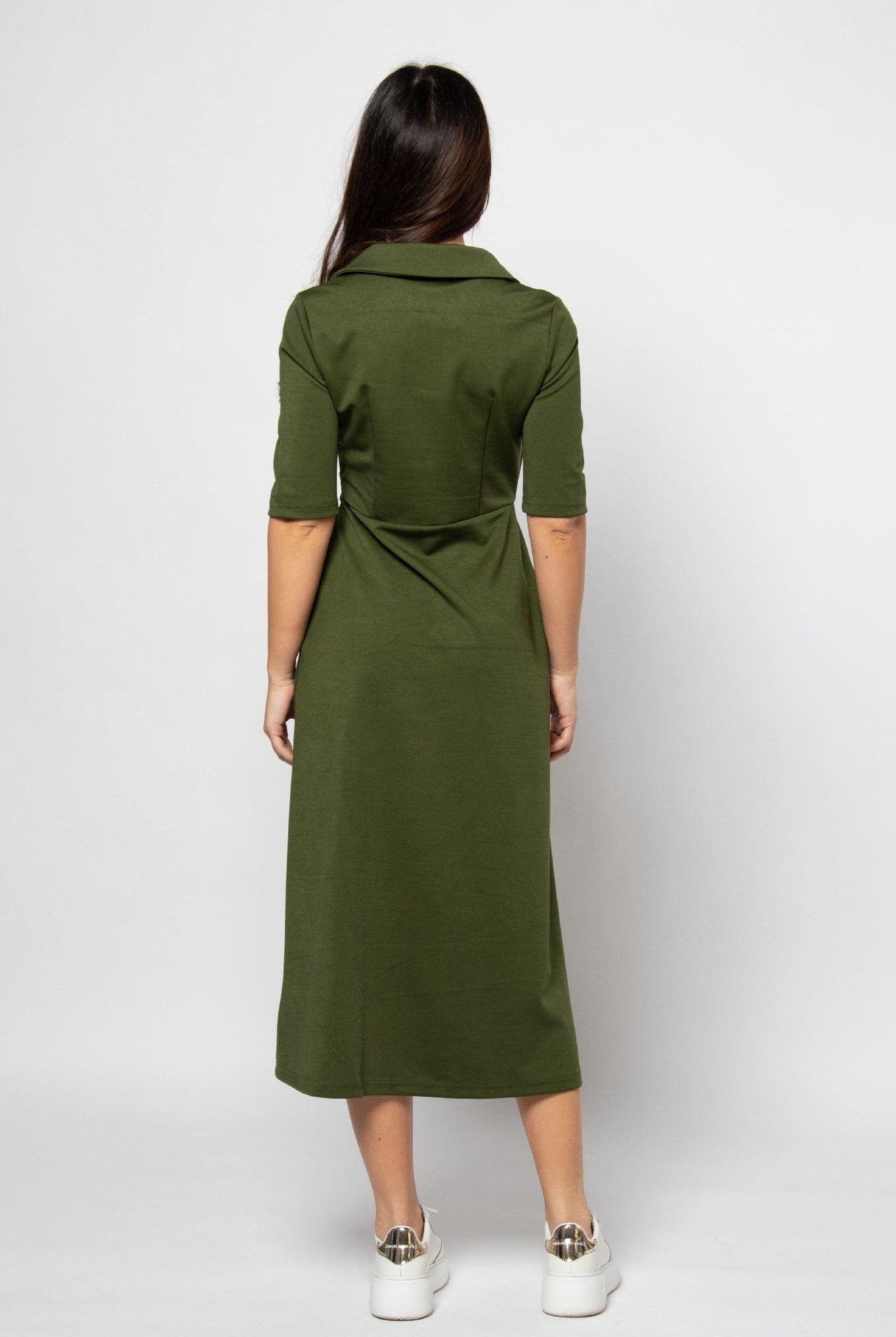 ميكا فستان ميدي بياقة وفتحة صدر V مزين بأزرار ببكم قصير