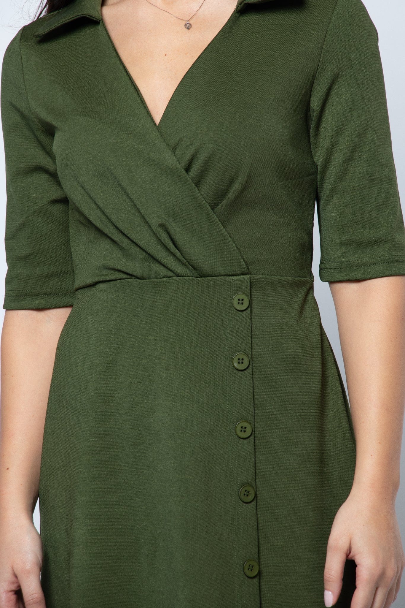 ميكا فستان ميدي بياقة وفتحة صدر V مزين بأزرار ببكم قصير