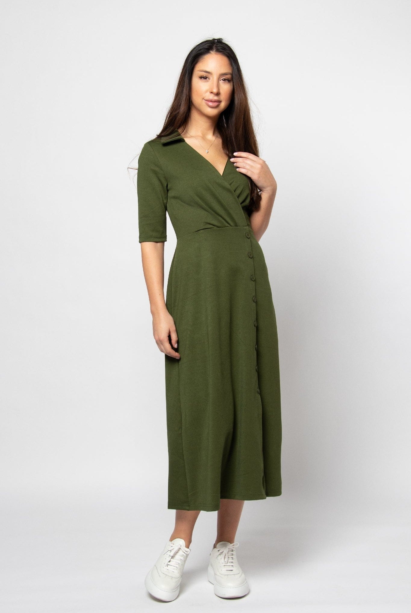 ميكا فستان ميدي بياقة وفتحة صدر V مزين بأزرار ببكم قصير