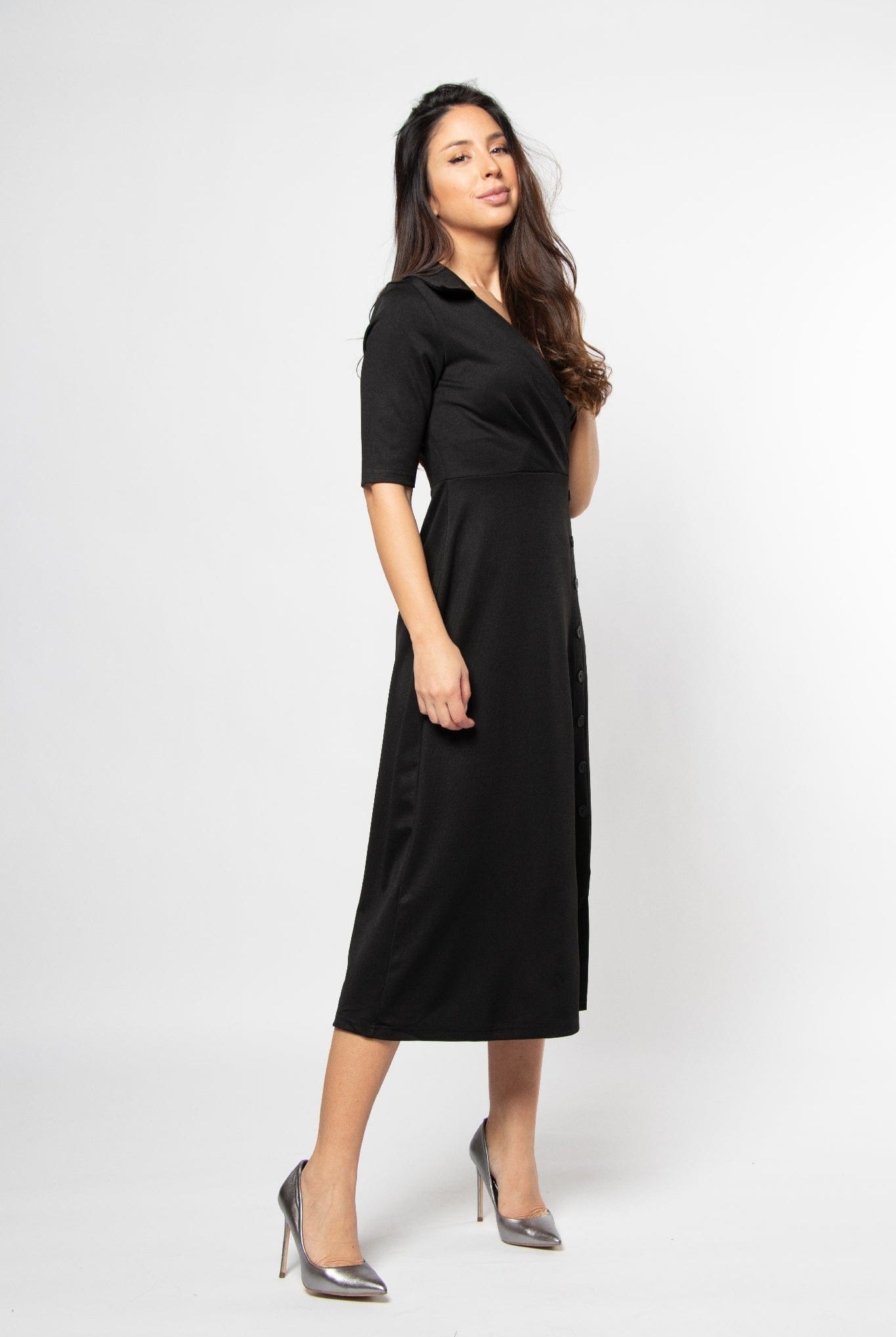 ميكا فستان ميدي بياقة وفتحة صدر V مزين بأزرار ببكم قصير