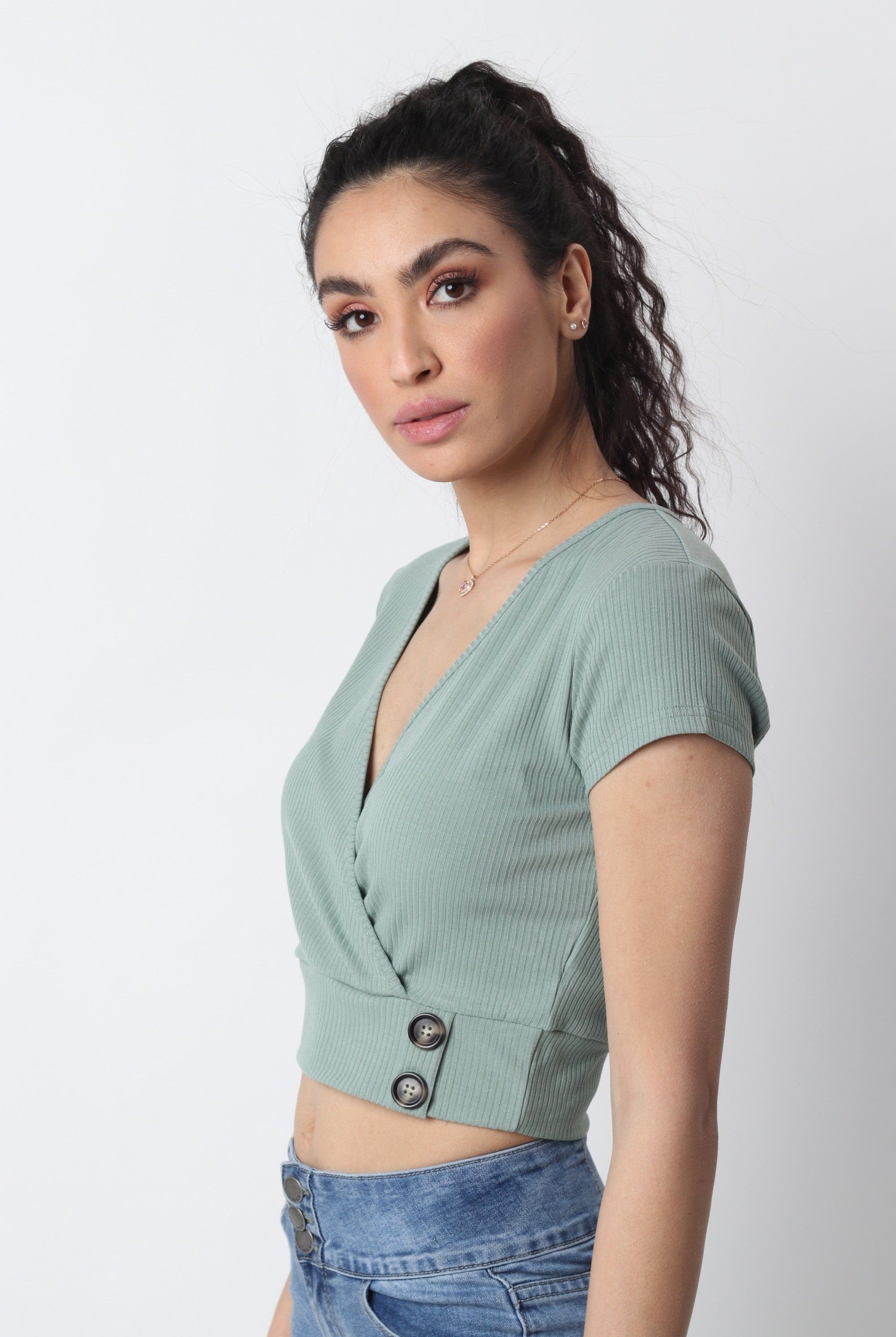 ميكا بلوزة قصيرة متداخلة بأزرار على الجانب كم قصير نسائي