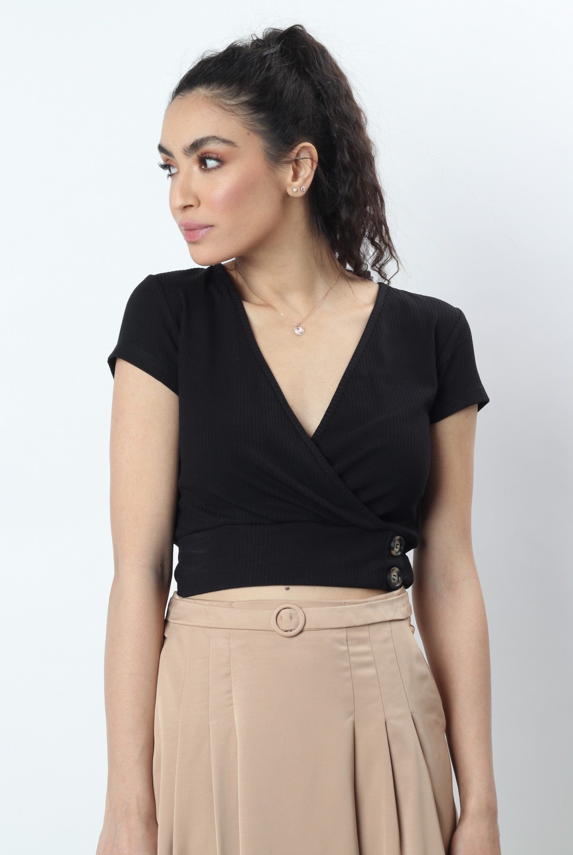 ميكا بلوزة قصيرة متداخلة بأزرار على الجانب كم قصير نسائي