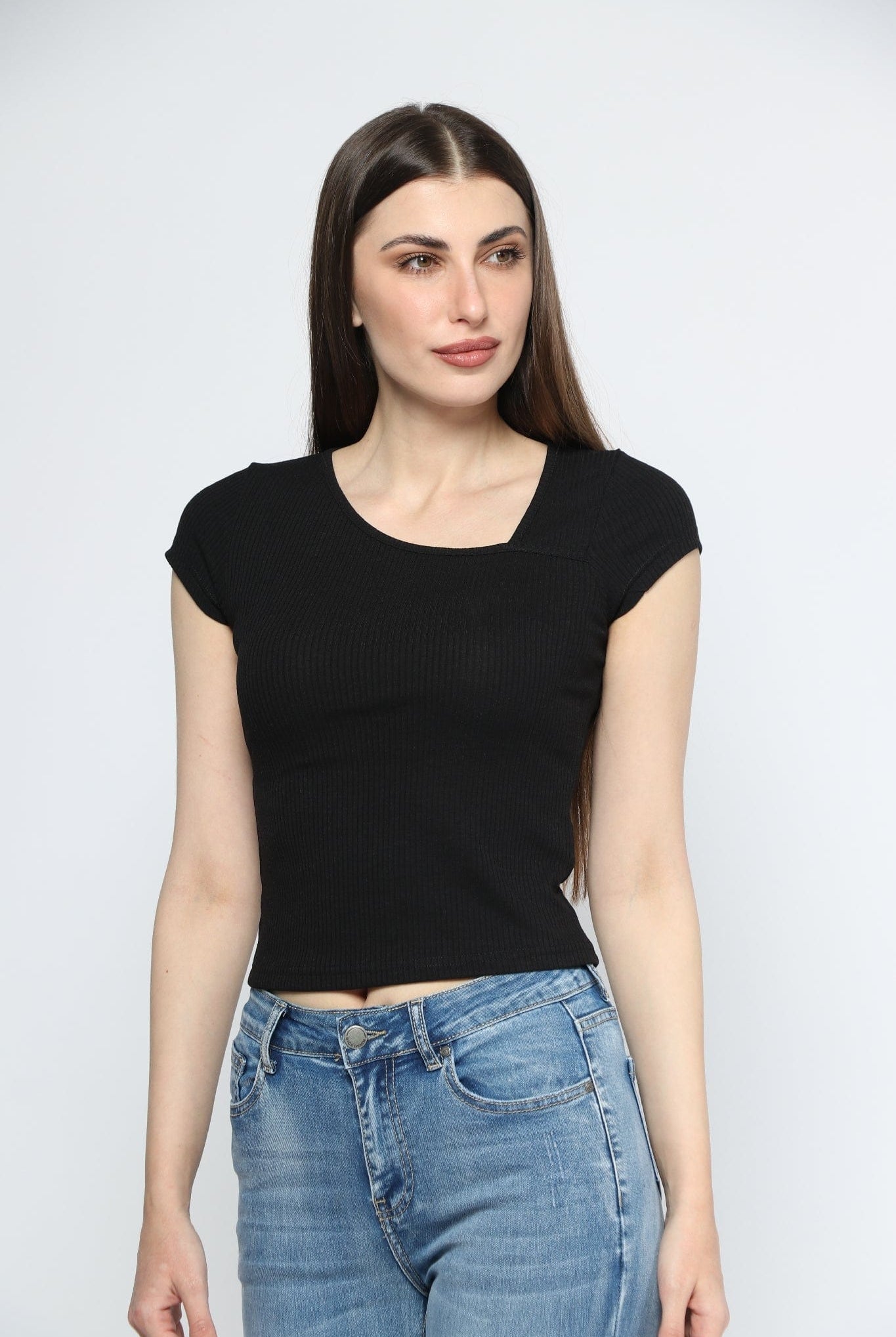 ميكا بلوزة ضيقة بأكمام قصيرة وفتحة جانبية نسائية