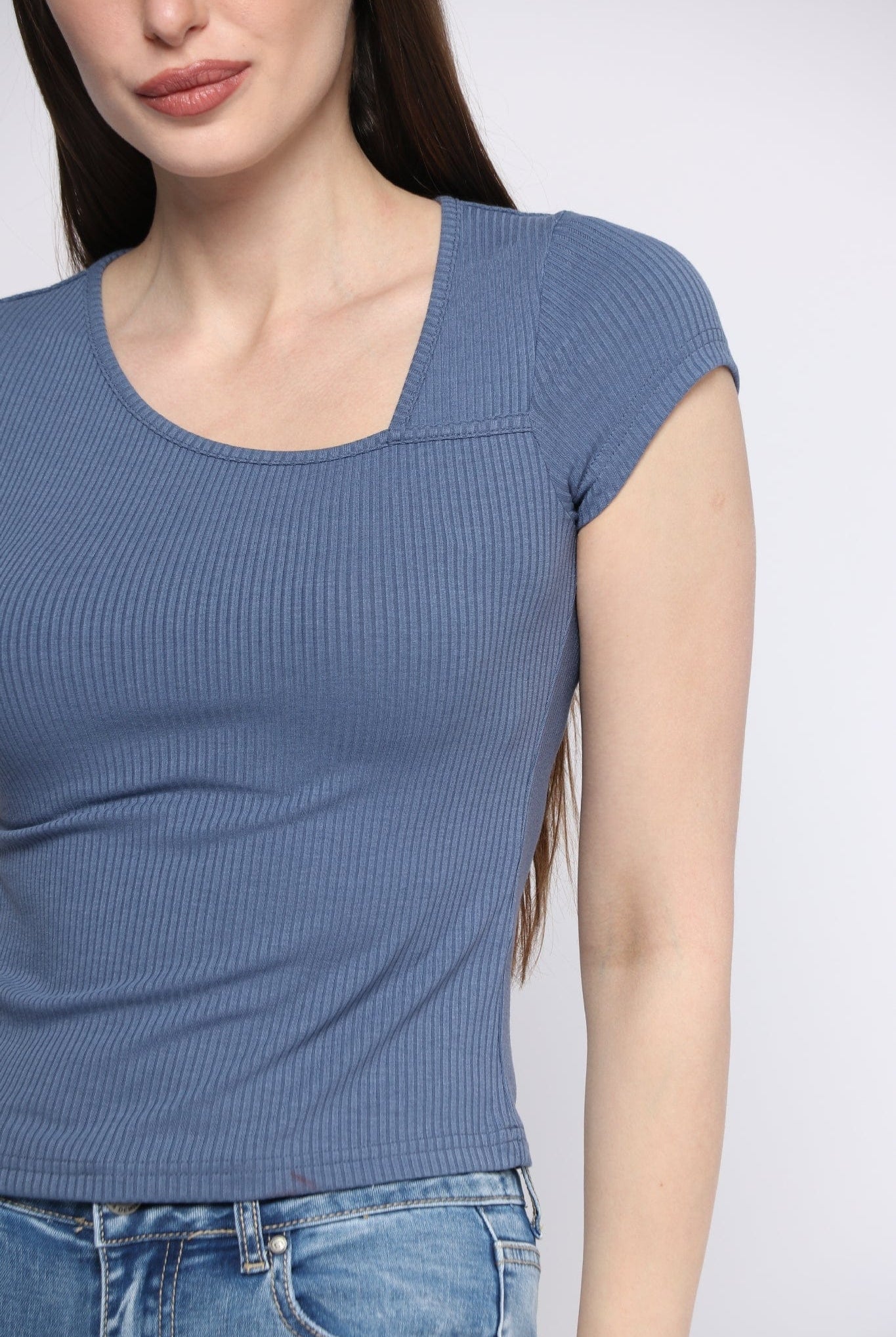 ميكا بلوزة ضيقة بأكمام قصيرة وفتحة جانبية نسائية