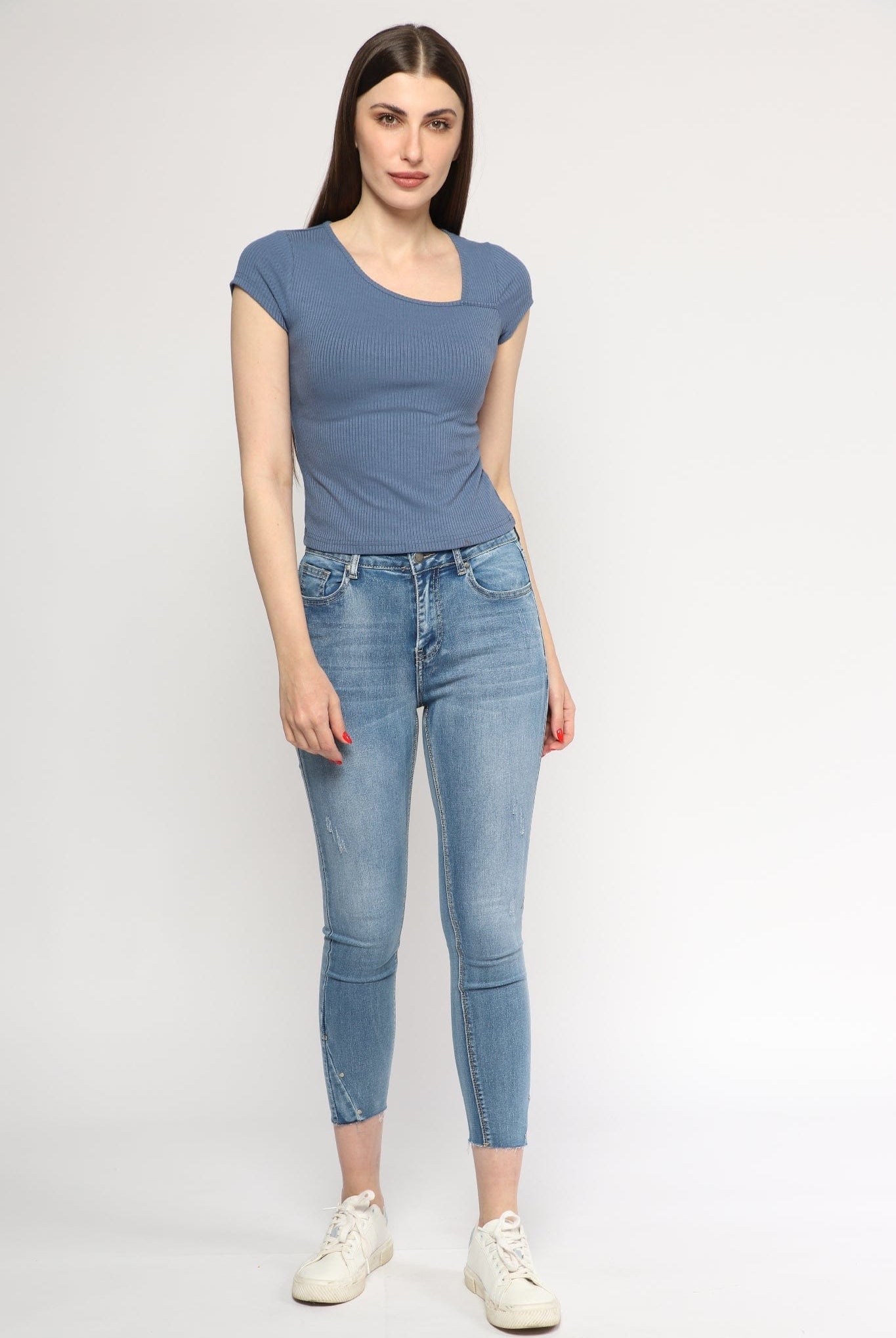 ميكا بلوزة ضيقة بأكمام قصيرة وفتحة جانبية نسائية