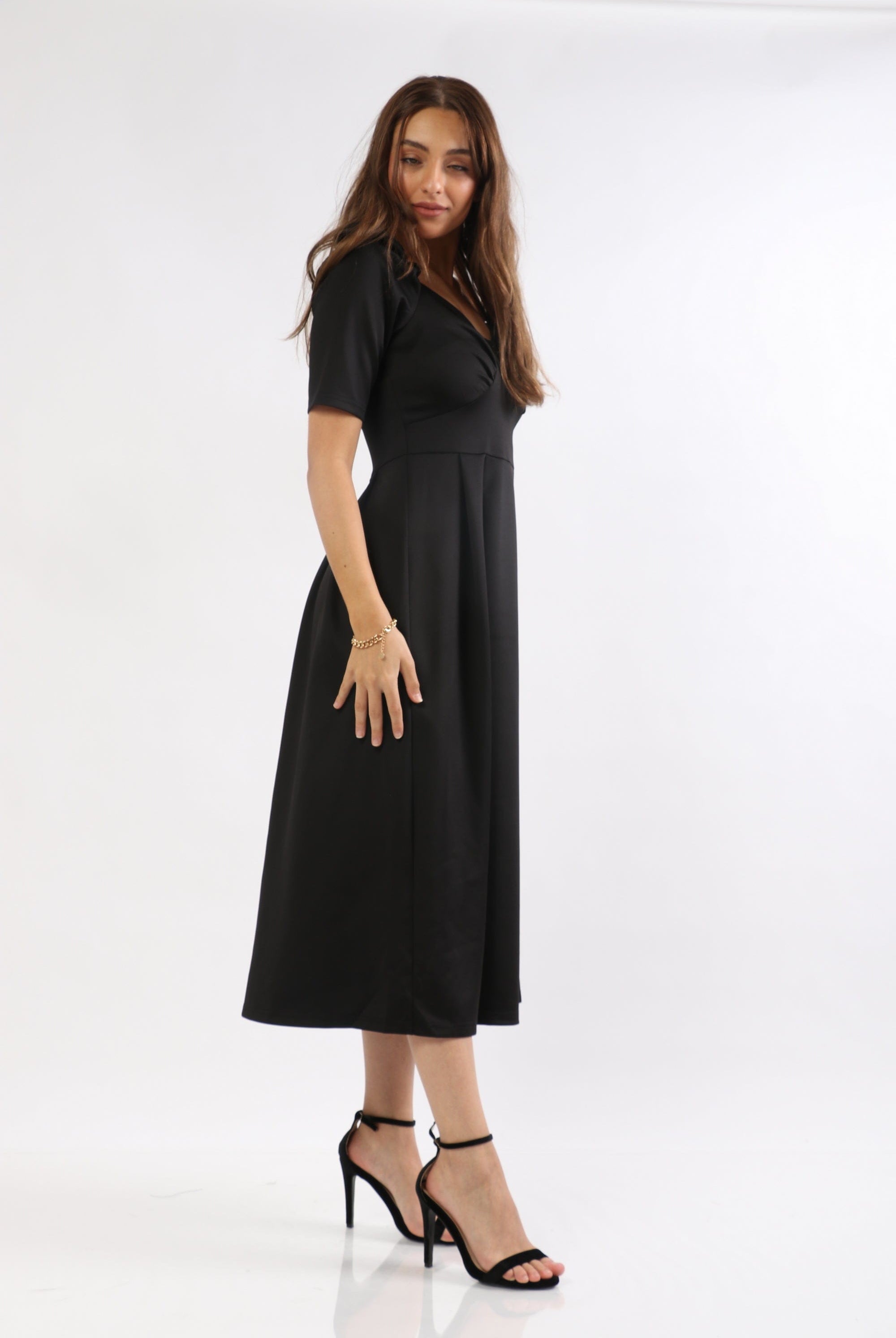 ميكا فستان ميدي سادة كلاسيك بكم قصير