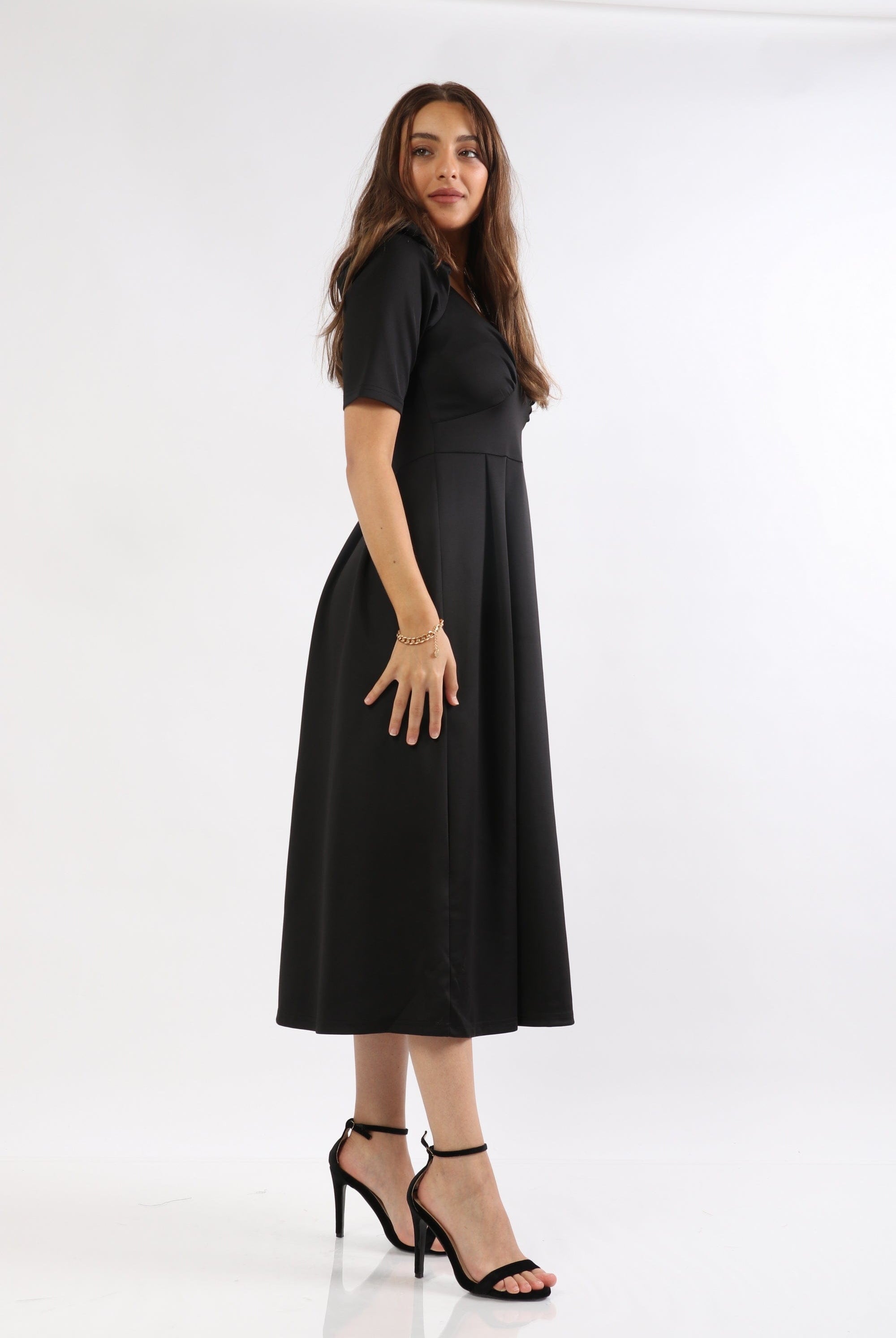 ميكا فستان ميدي سادة كلاسيك بكم قصير