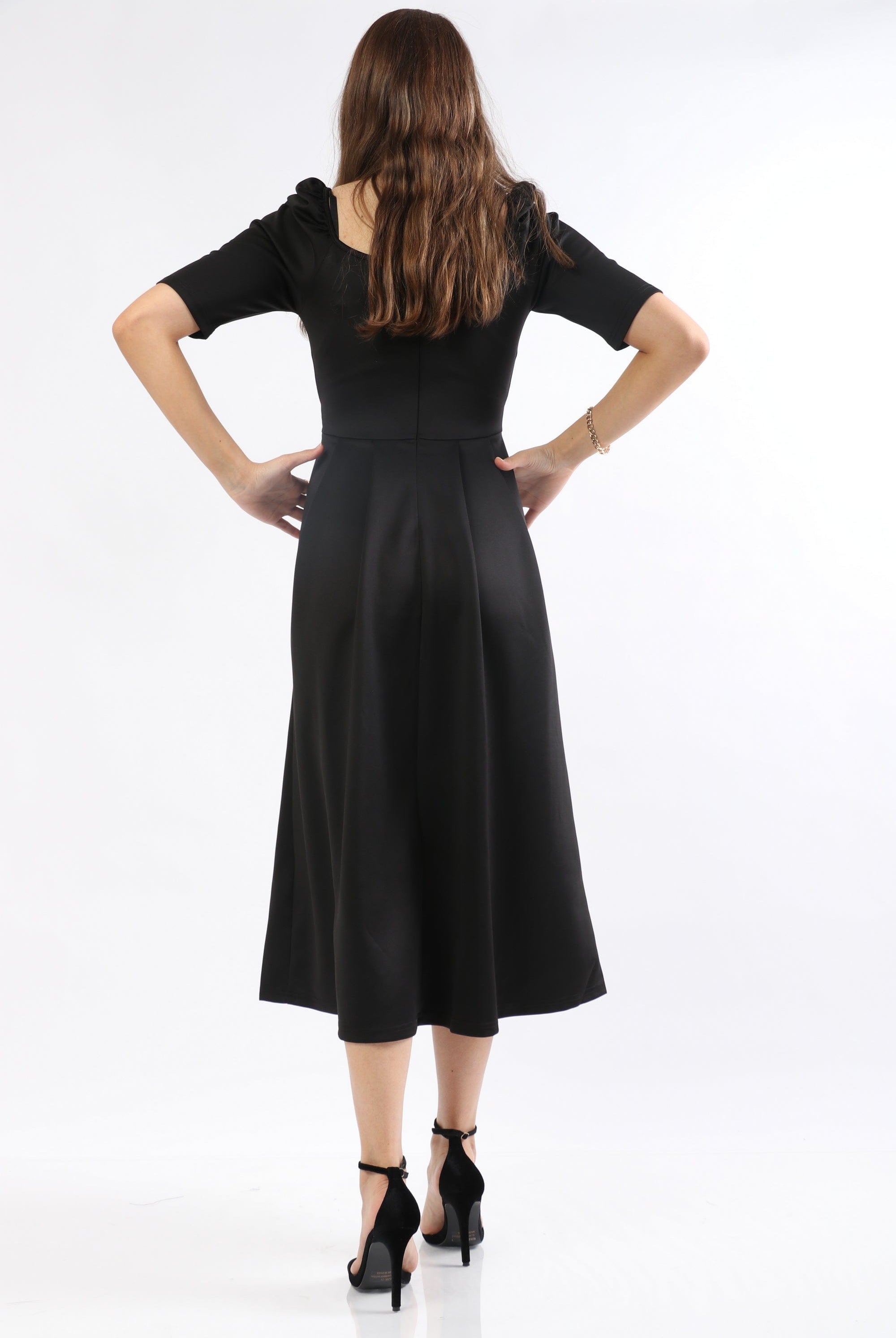 ميكا فستان ميدي سادة كلاسيك بكم قصير