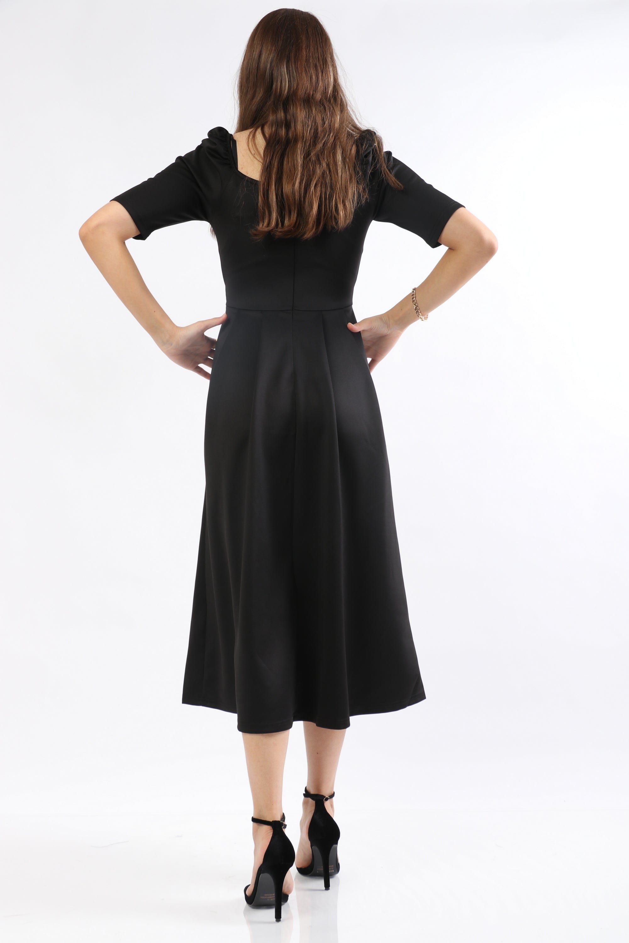 ميكا فستان ميدي سادة كلاسيك بكم قصير