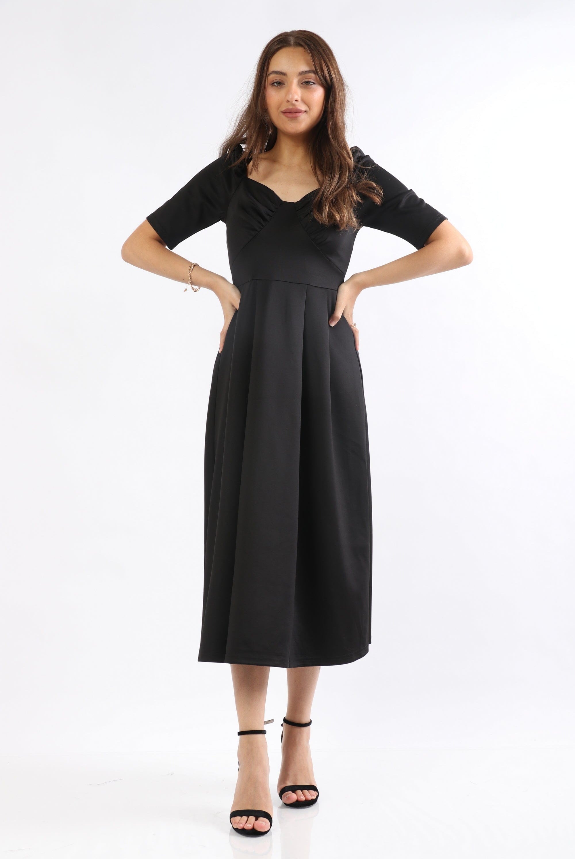 ميكا فستان ميدي سادة كلاسيك بكم قصير