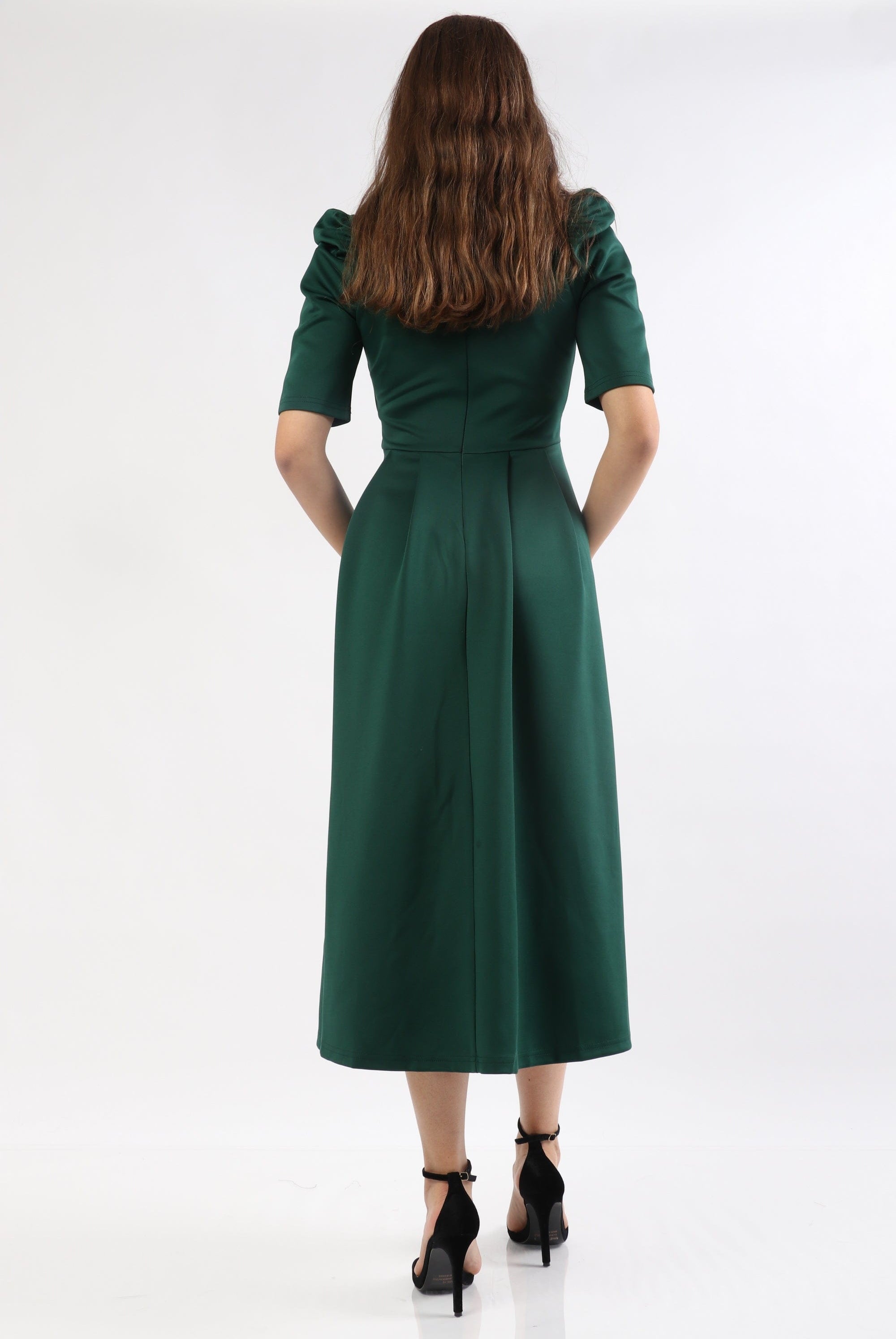 ميكا فستان ميدي سادة كلاسيك بكم قصير