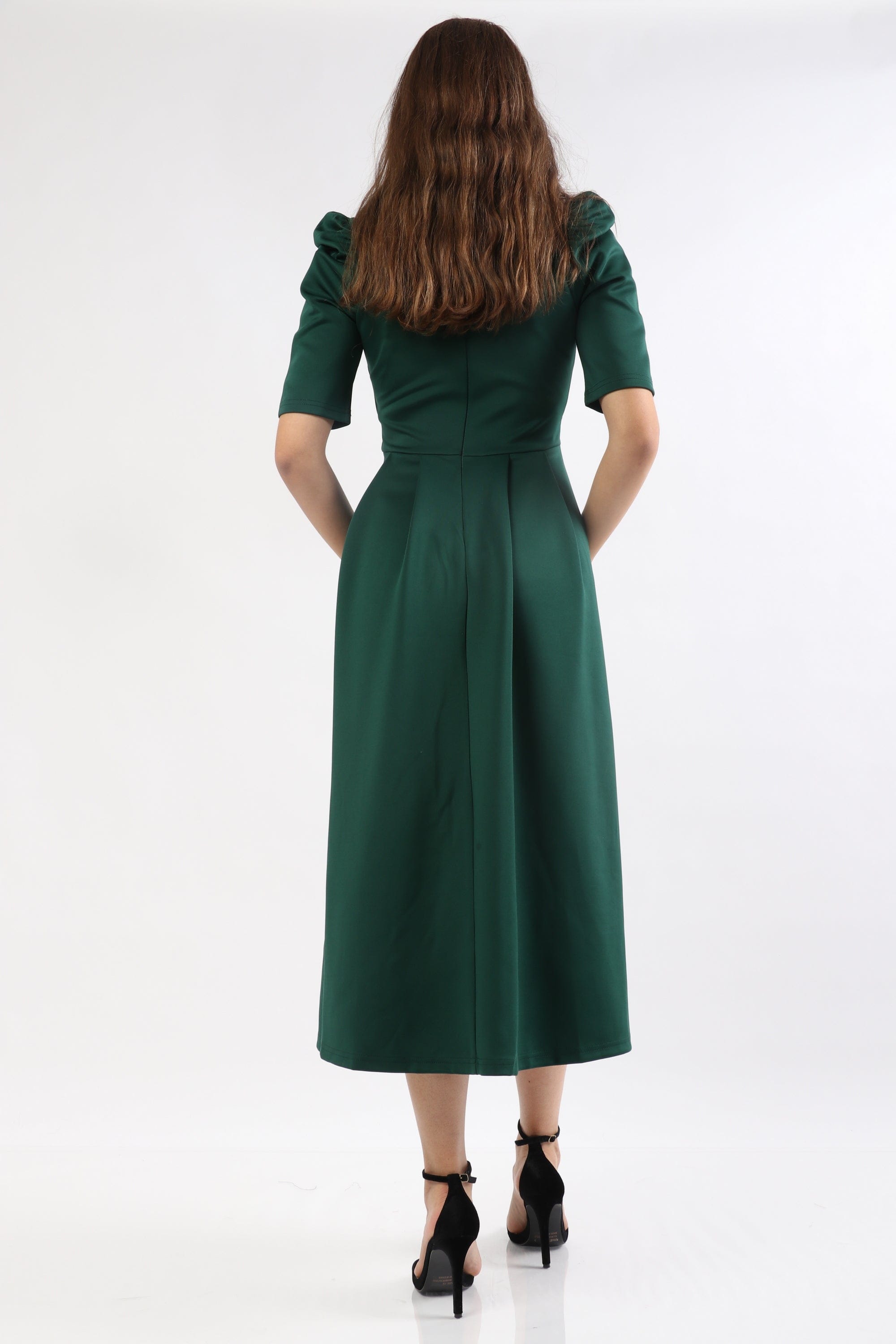 ميكا فستان ميدي سادة كلاسيك بكم قصير