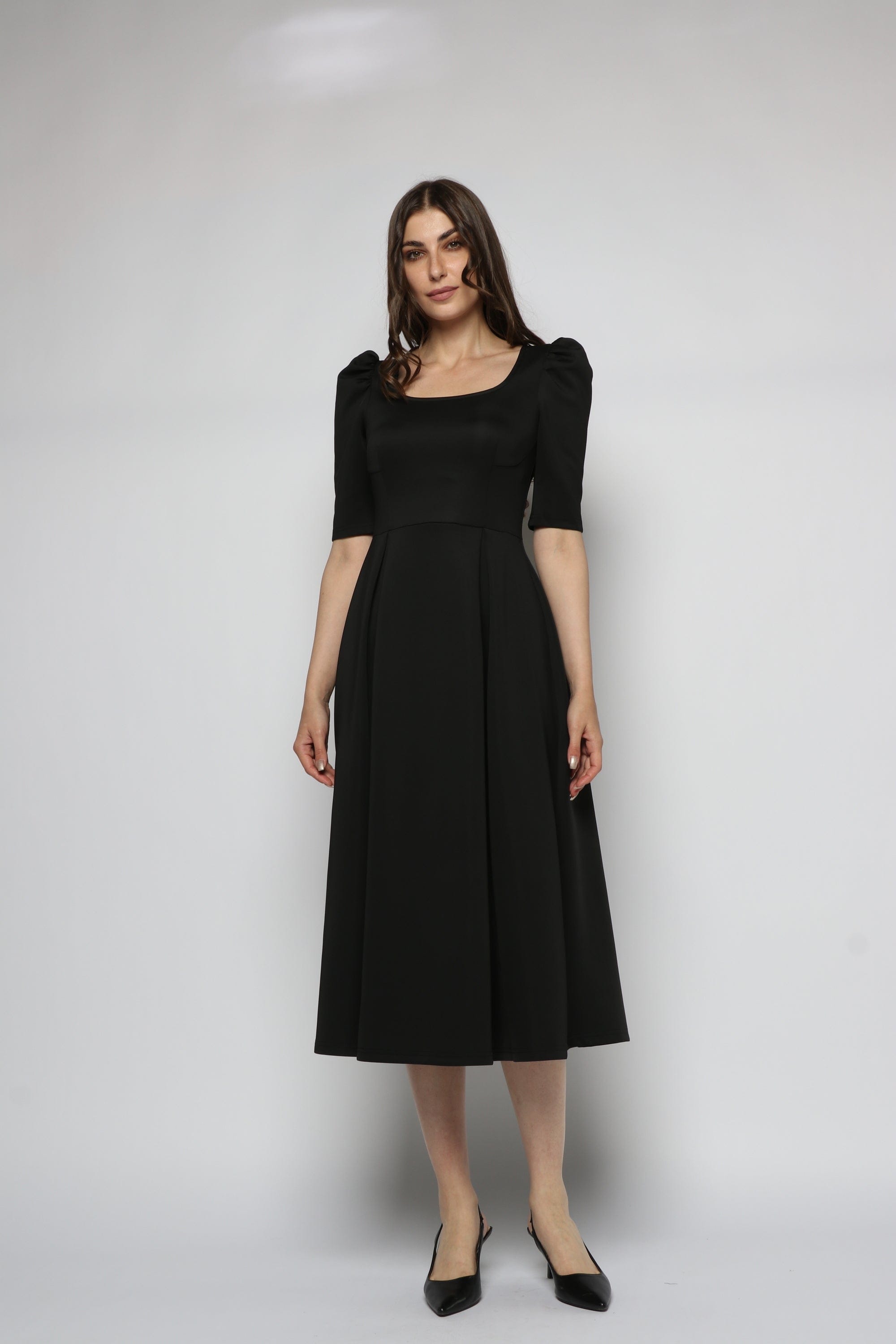 ميكا فستان ميدي بياقة مربعة بكم قصير