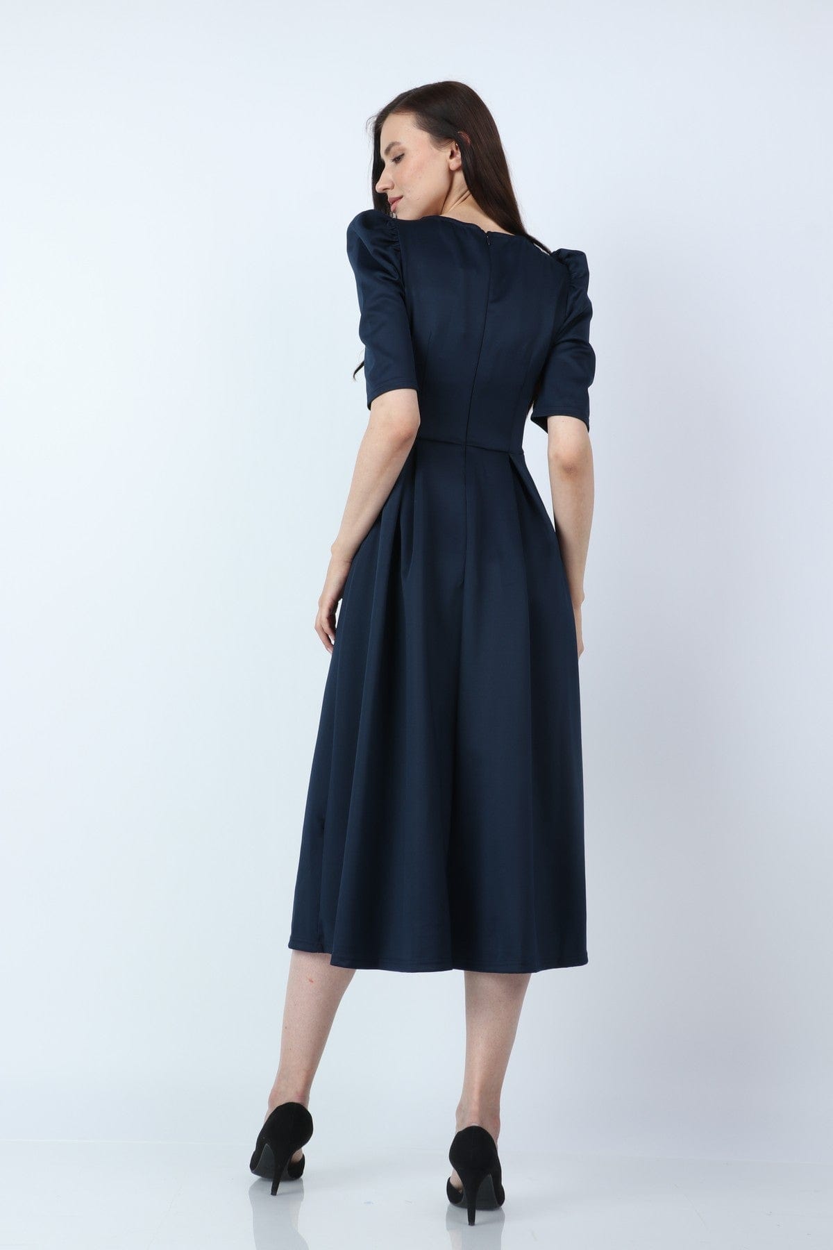 ميكا فستان ميدي بياقة مربعة بكم قصير