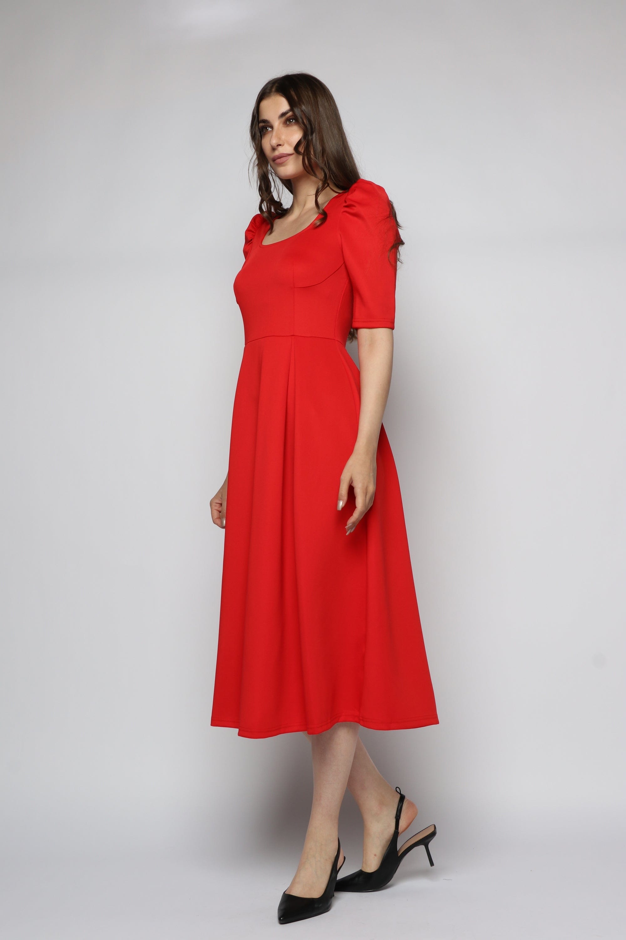 ميكا فستان ميدي بياقة مربعة بكم قصير