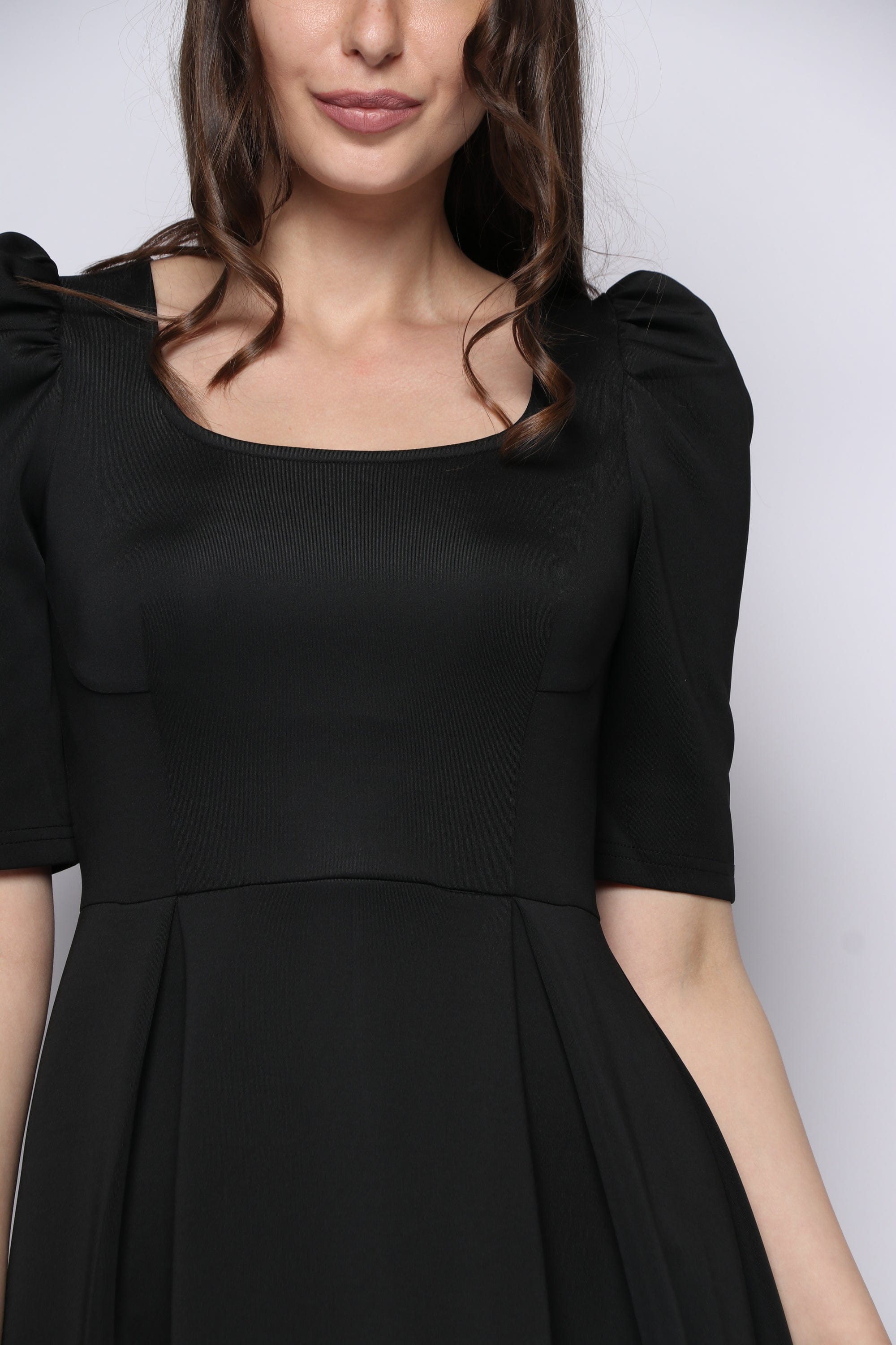 ميكا فستان ميدي بياقة مربعة بكم قصير