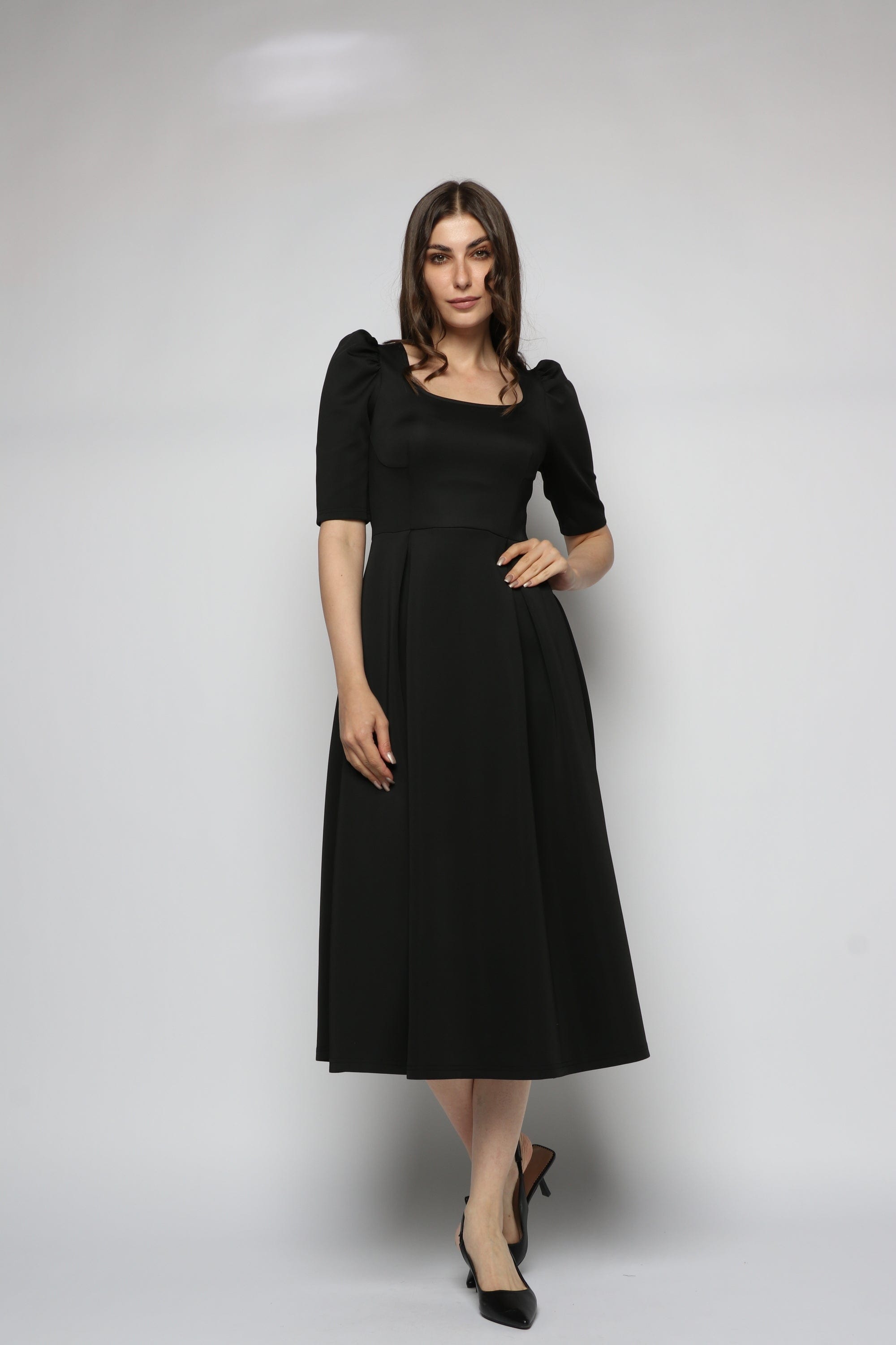 ميكا فستان ميدي بياقة مربعة بكم قصير