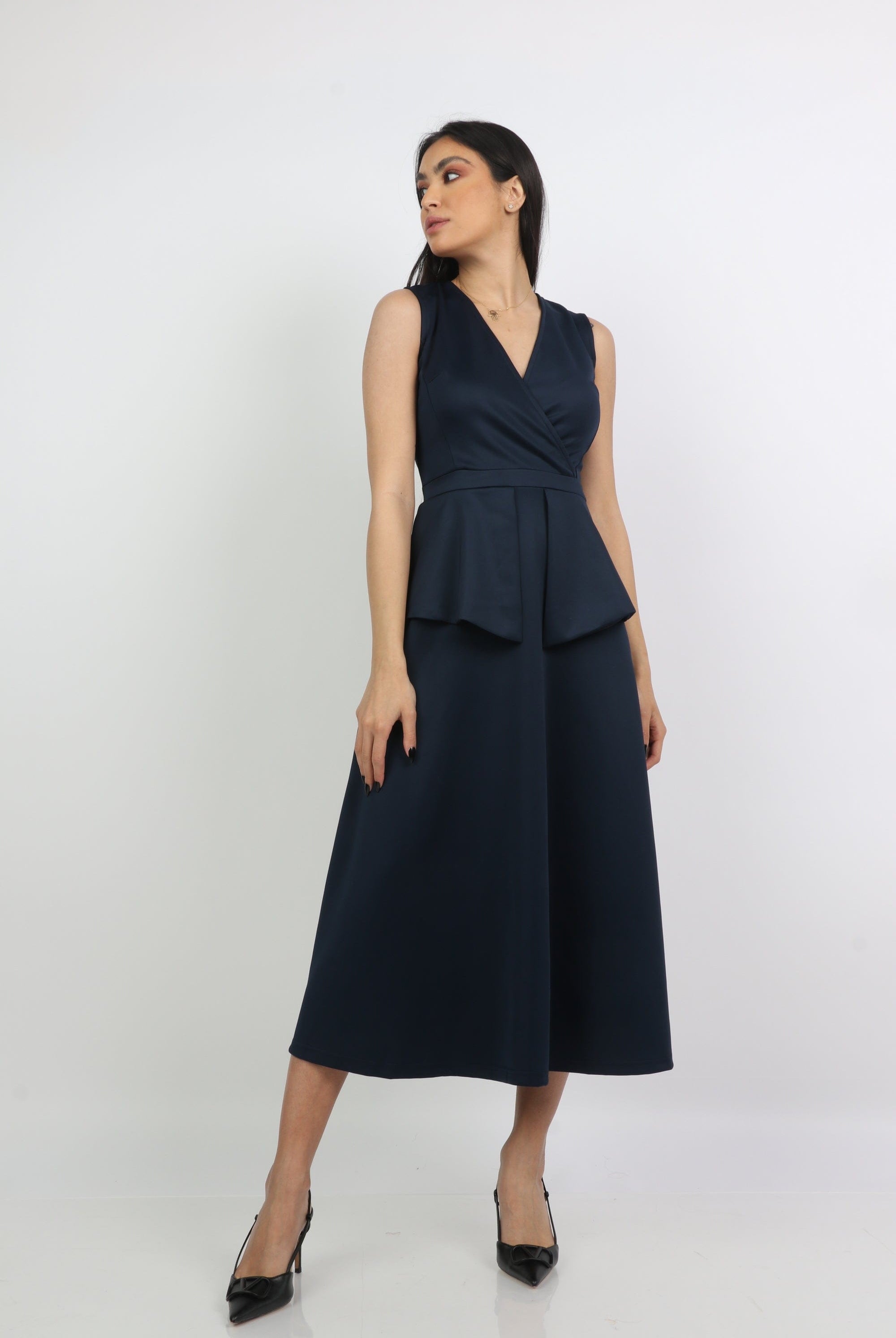 ميكا فستان ميدي صدر كروازية بدون كم