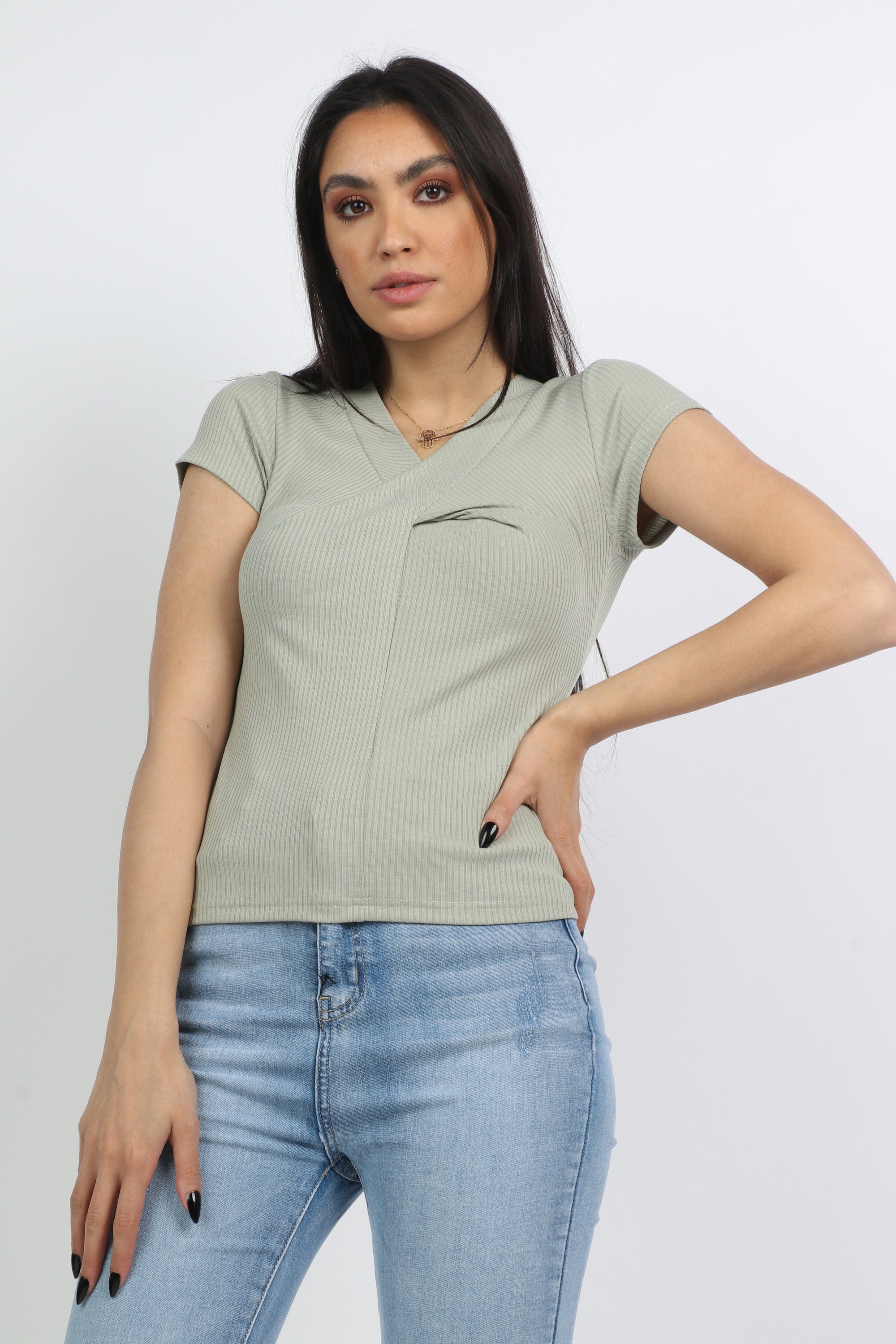 ميكا بلوزة سادة ضيقة كم قصير بفتحة سبعة نسائية