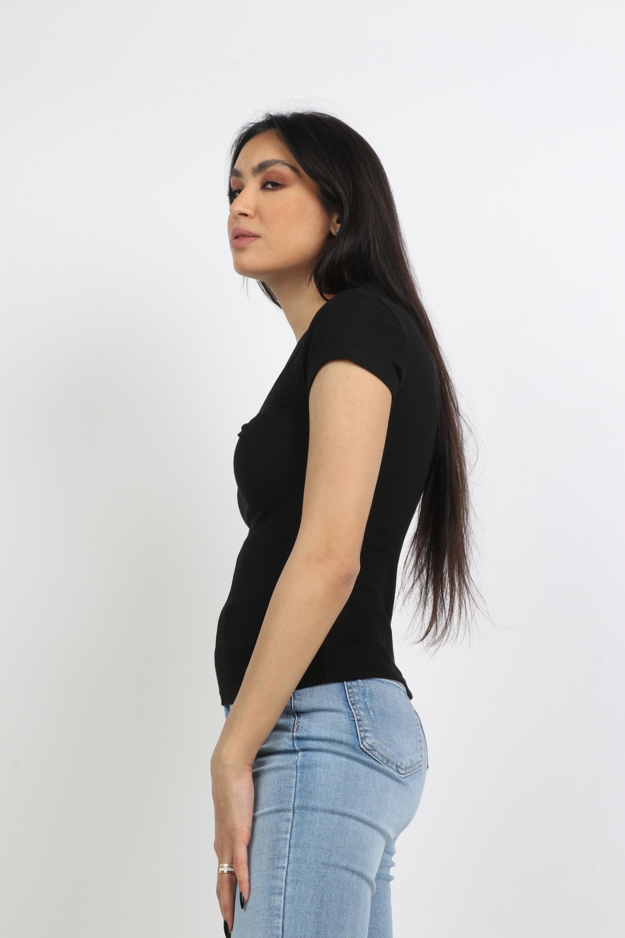 ميكا بلوزة سادة ضيقة كم قصير بفتحة سبعة نسائية