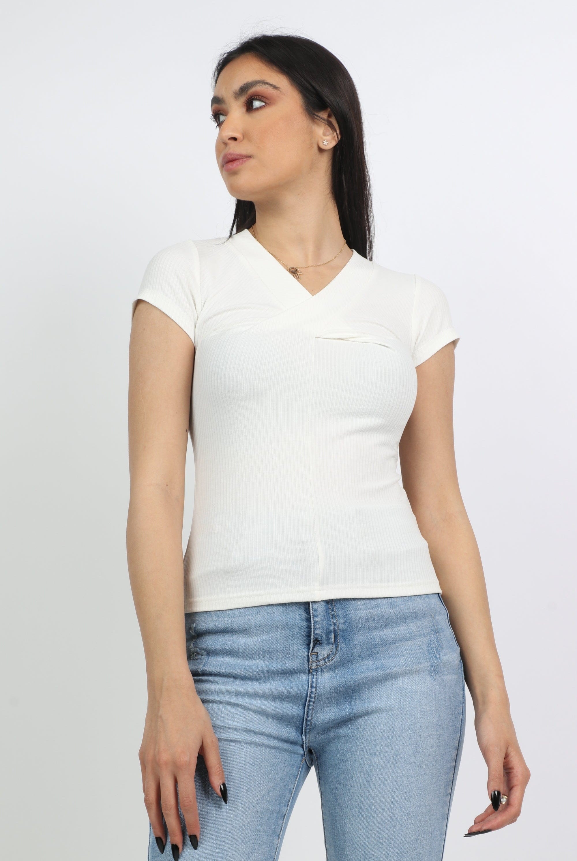 ميكا بلوزة سادة ضيقة كم قصير بفتحة سبعة نسائية