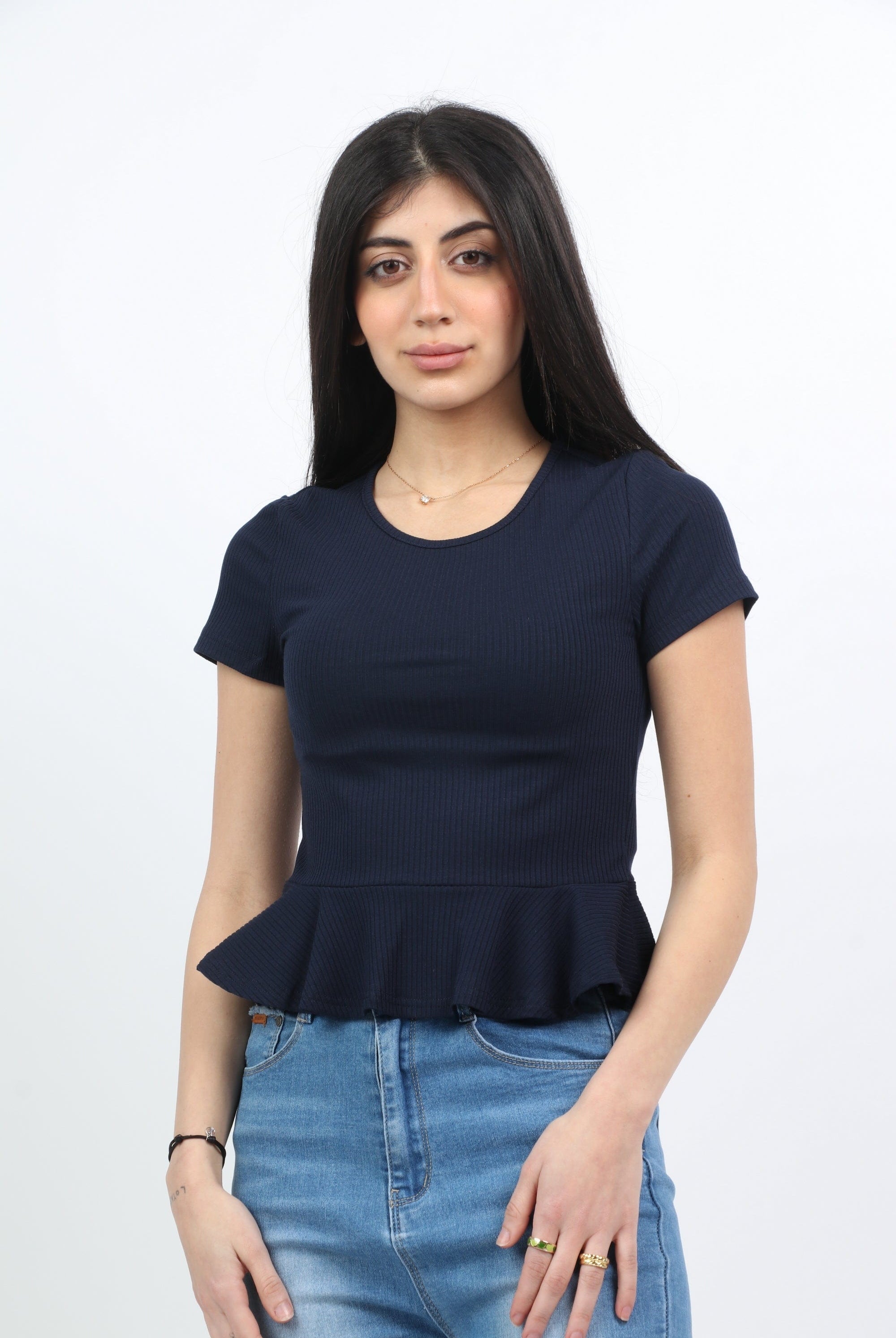 ميكا بلوزة سادة فتحة دائرية نص كم كشكشة من الأسفل