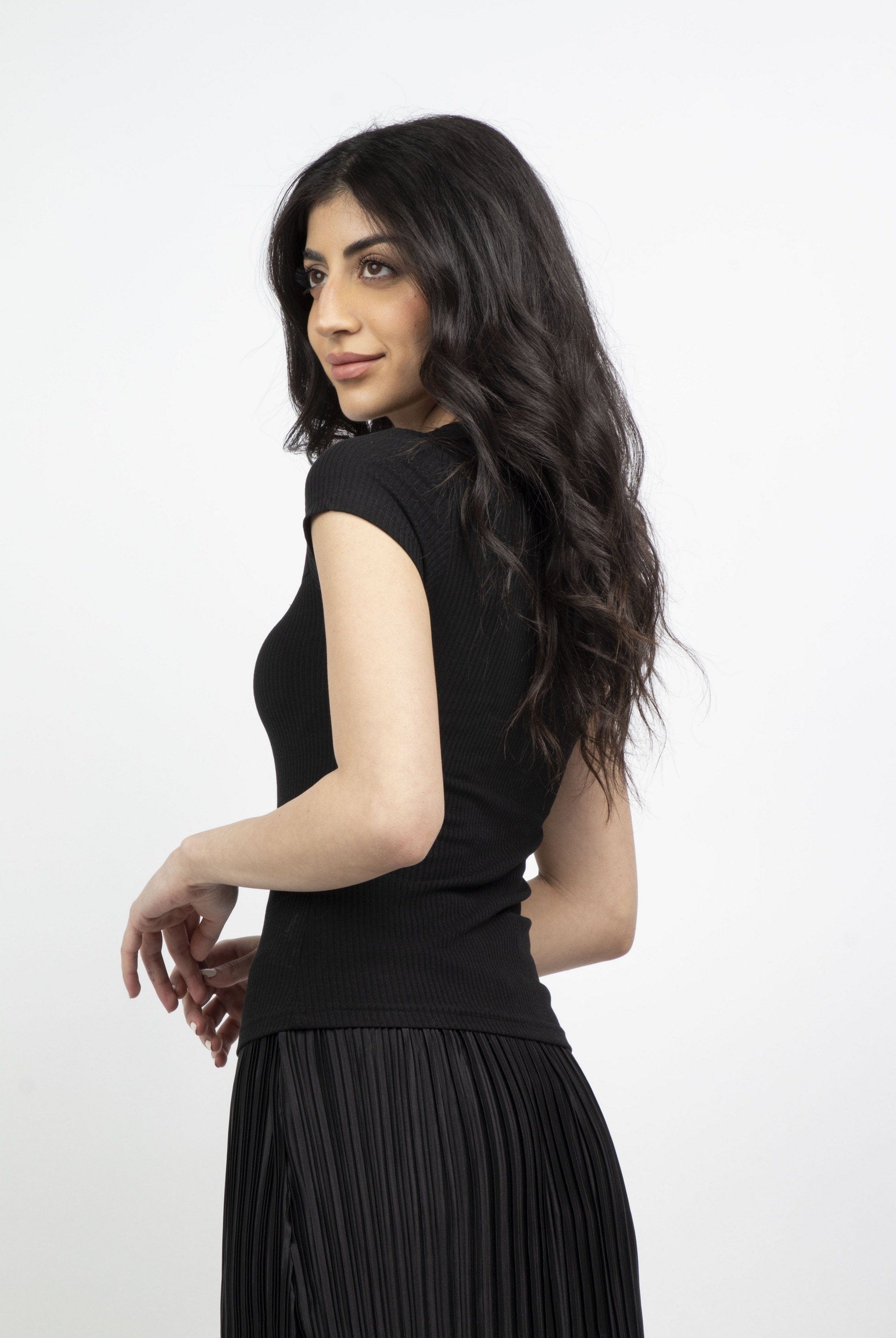 ميكا بلوزة سادة بفيونكة وفتحة أمامية كم قصير نسائي