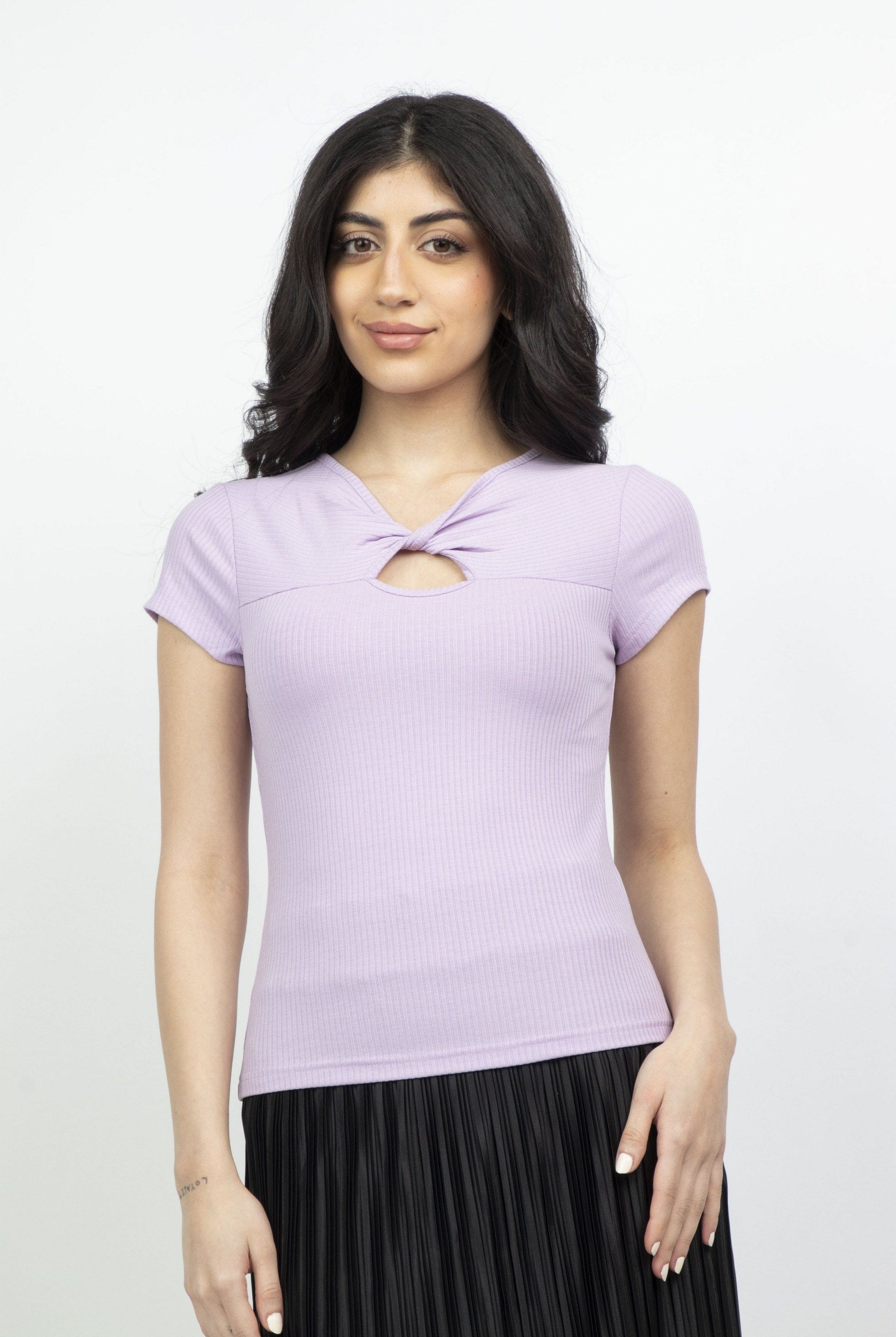 ميكا بلوزة سادة بفيونكة وفتحة أمامية كم قصير نسائي