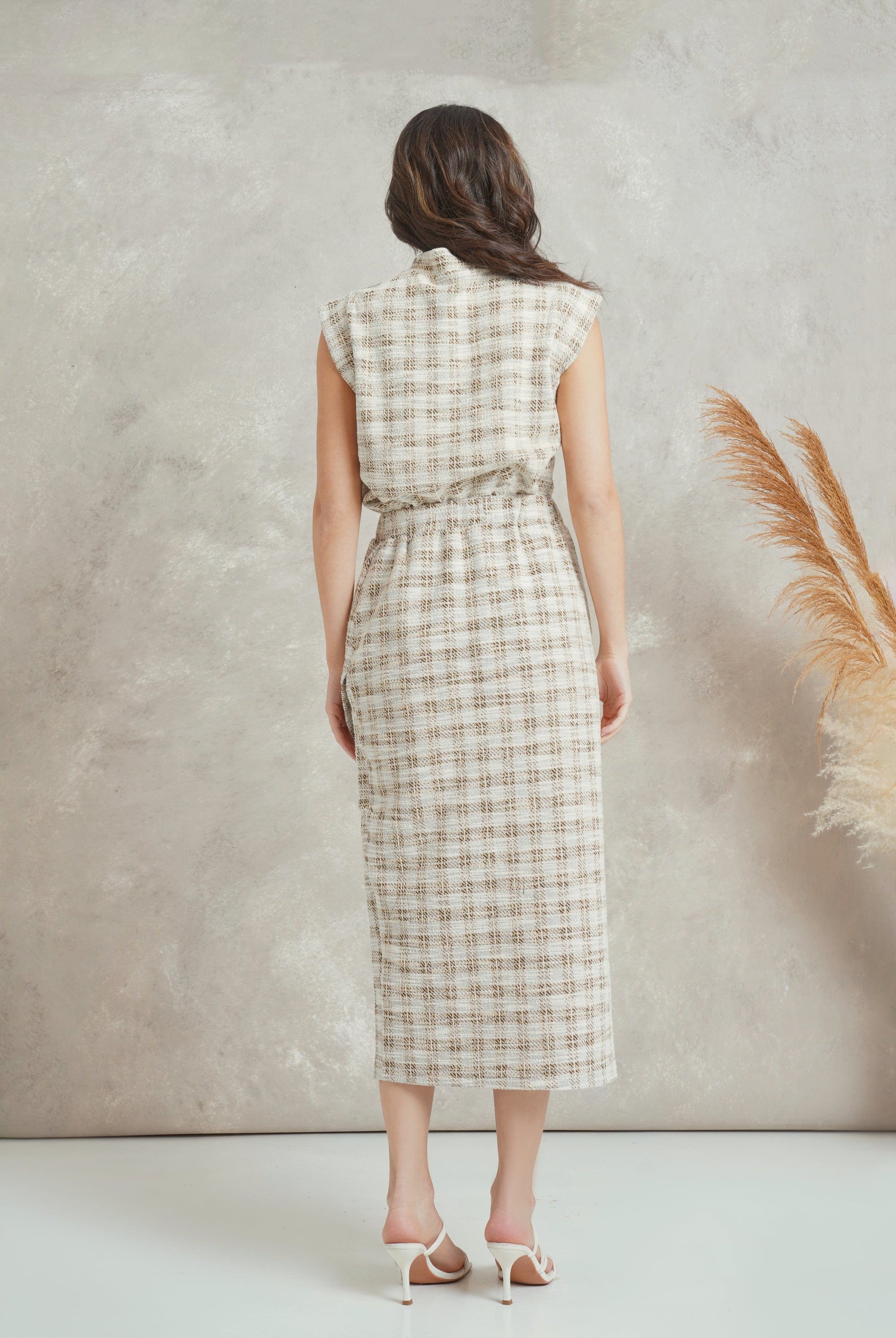 ميكا تنورة ميدي كاروهات واسعة بفتحة أمامية