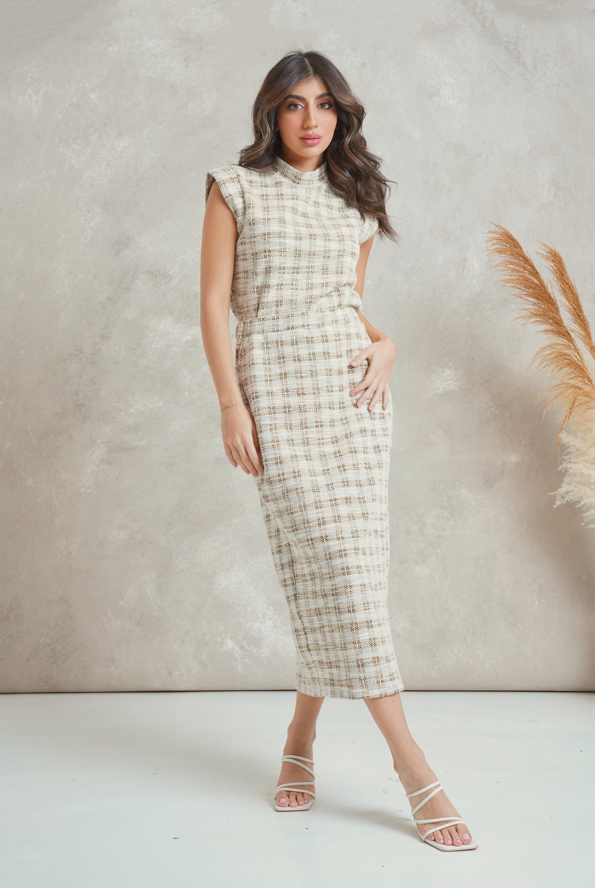 ميكا تنورة ميدي كاروهات واسعة بفتحة أمامية