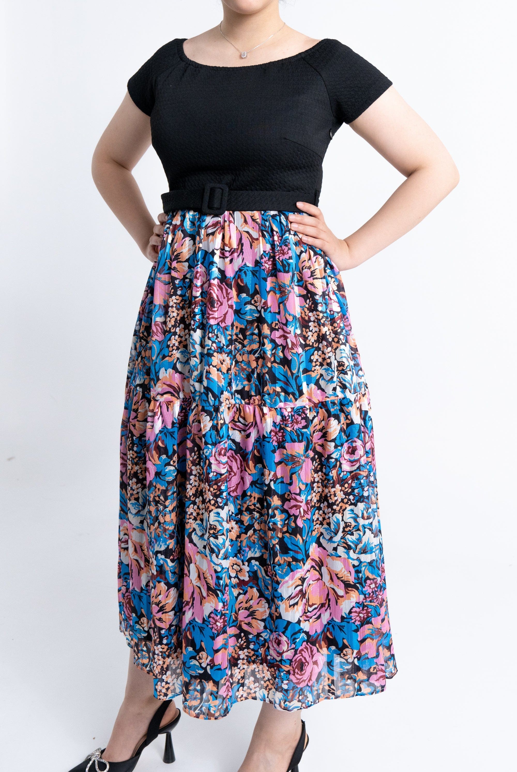 ميكا فستان ميدي بأكمام قصيرة مزين بليسية مشجر