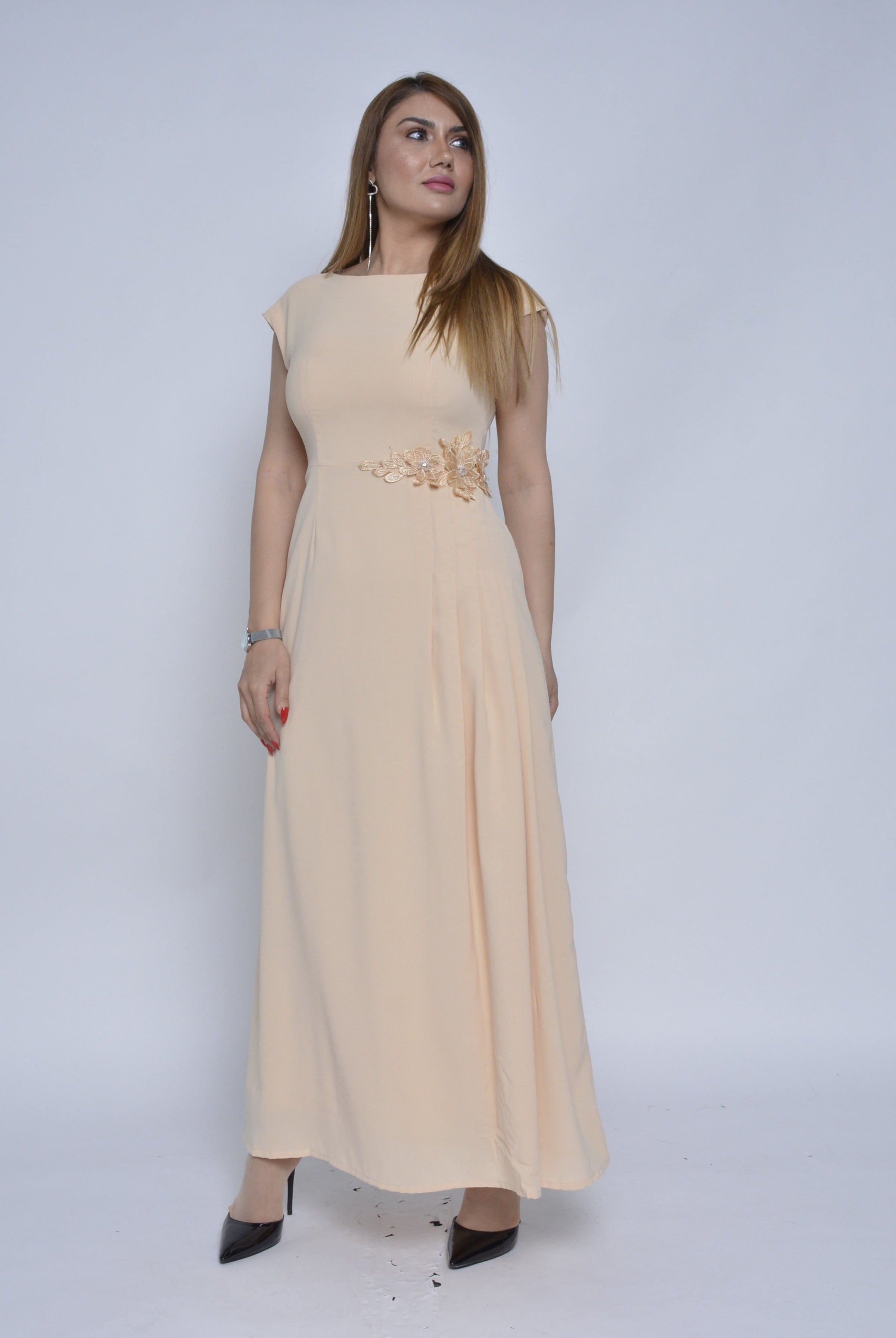 نتشي فستان ماكسي جذاب بدون أكمام مزين بوردة