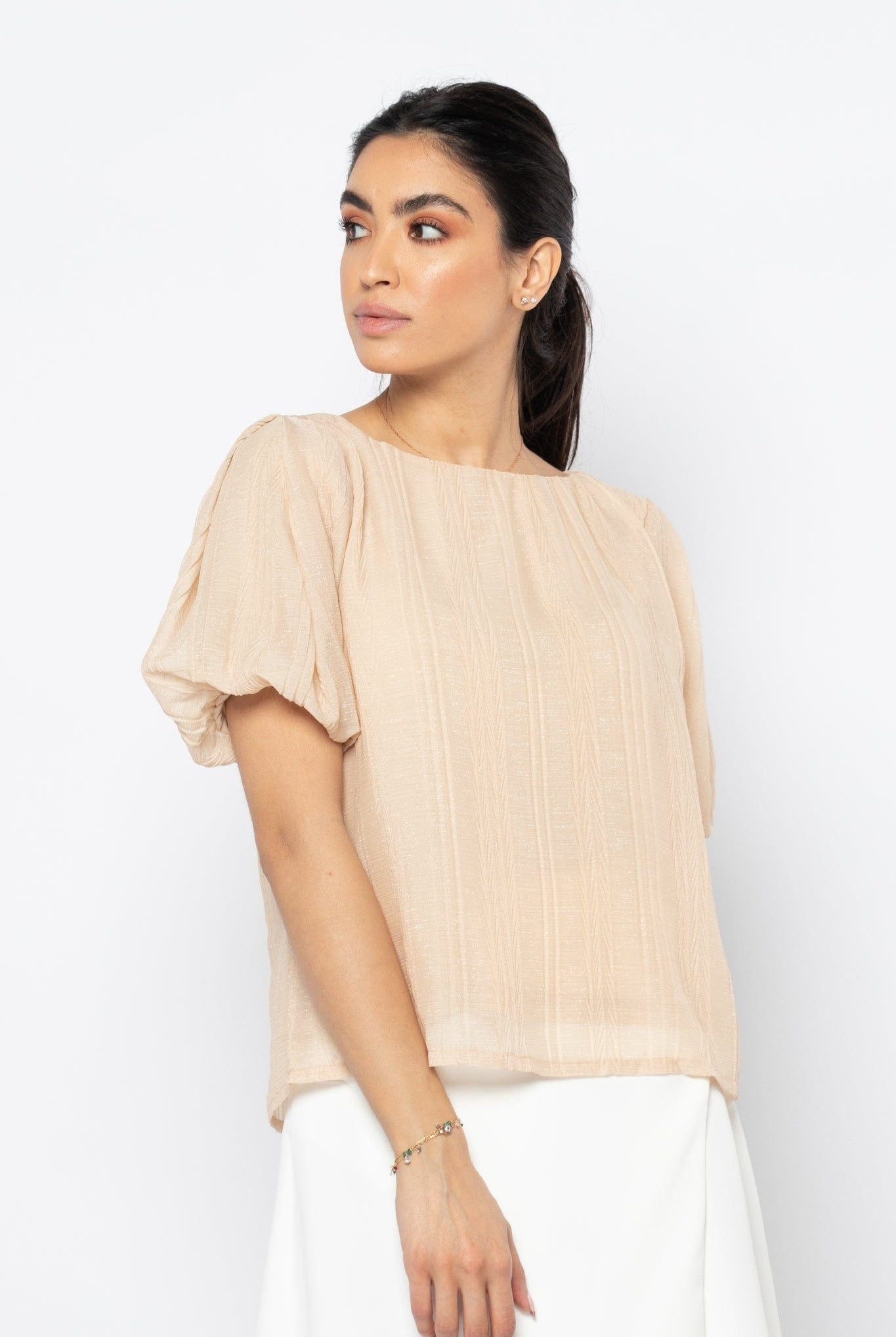 نتشي بلوزة لامعة بأكمام قصيرة بف