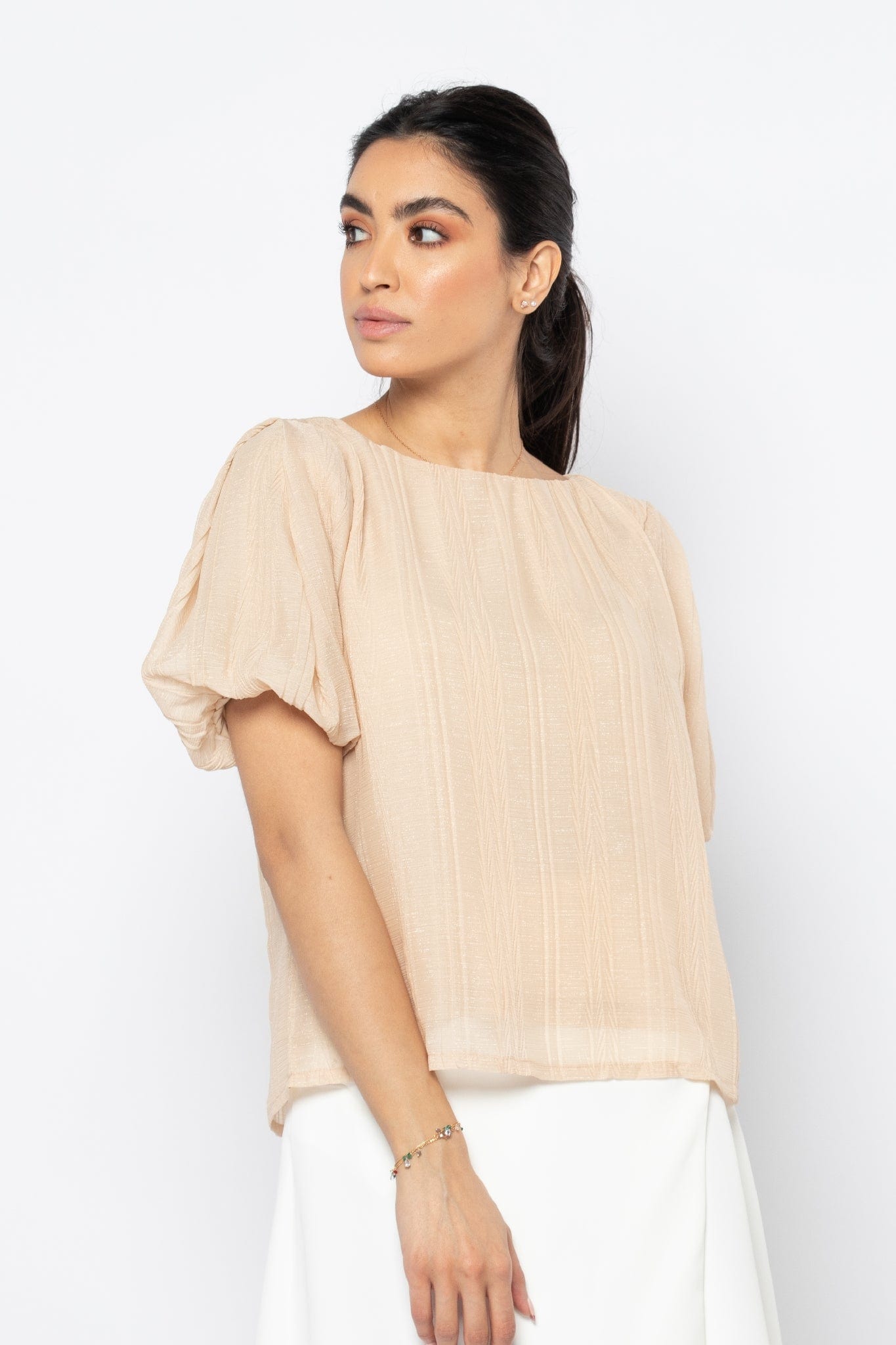 نتشي بلوزة لامعة بأكمام قصيرة بف