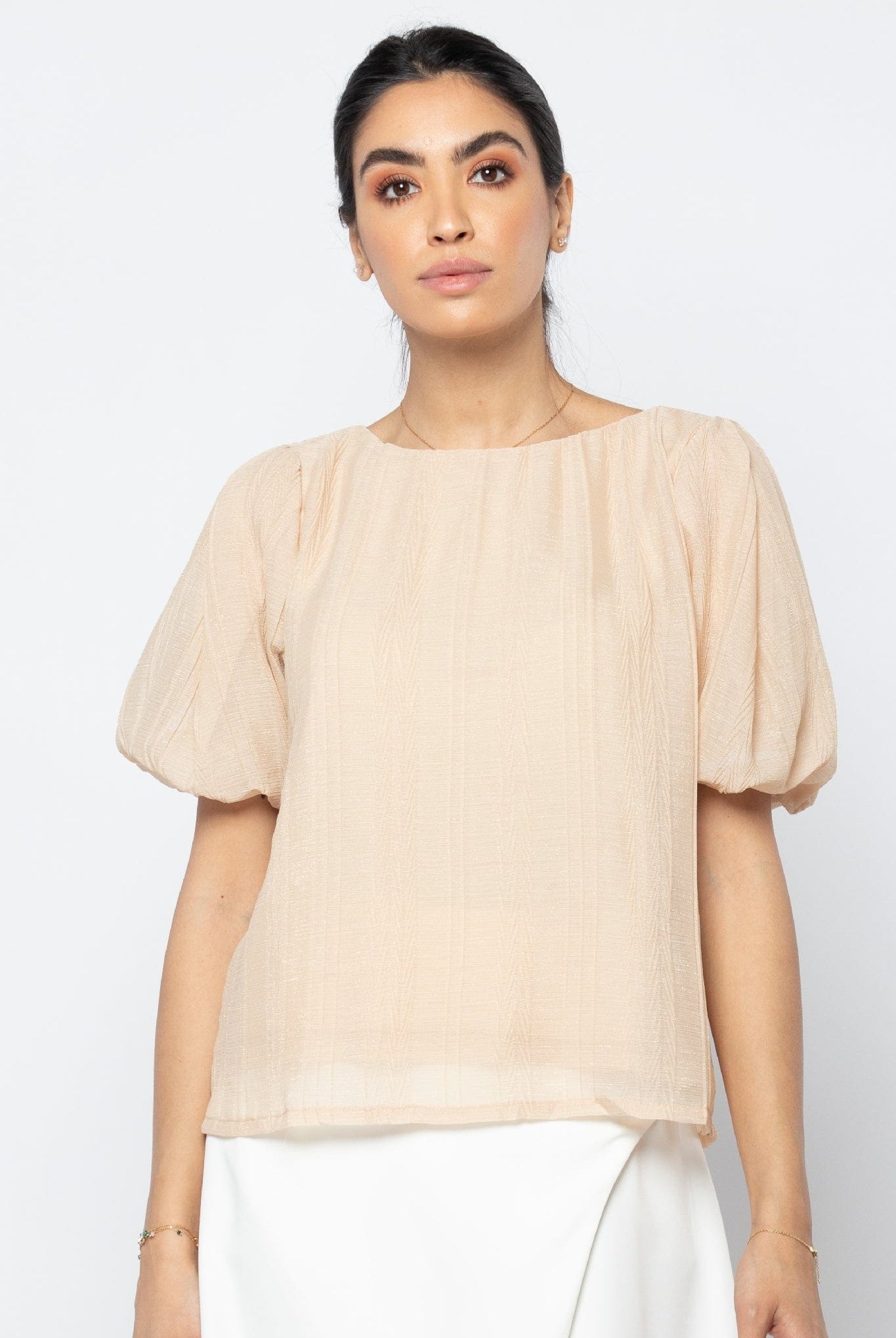 نتشي بلوزة لامعة بأكمام قصيرة بف