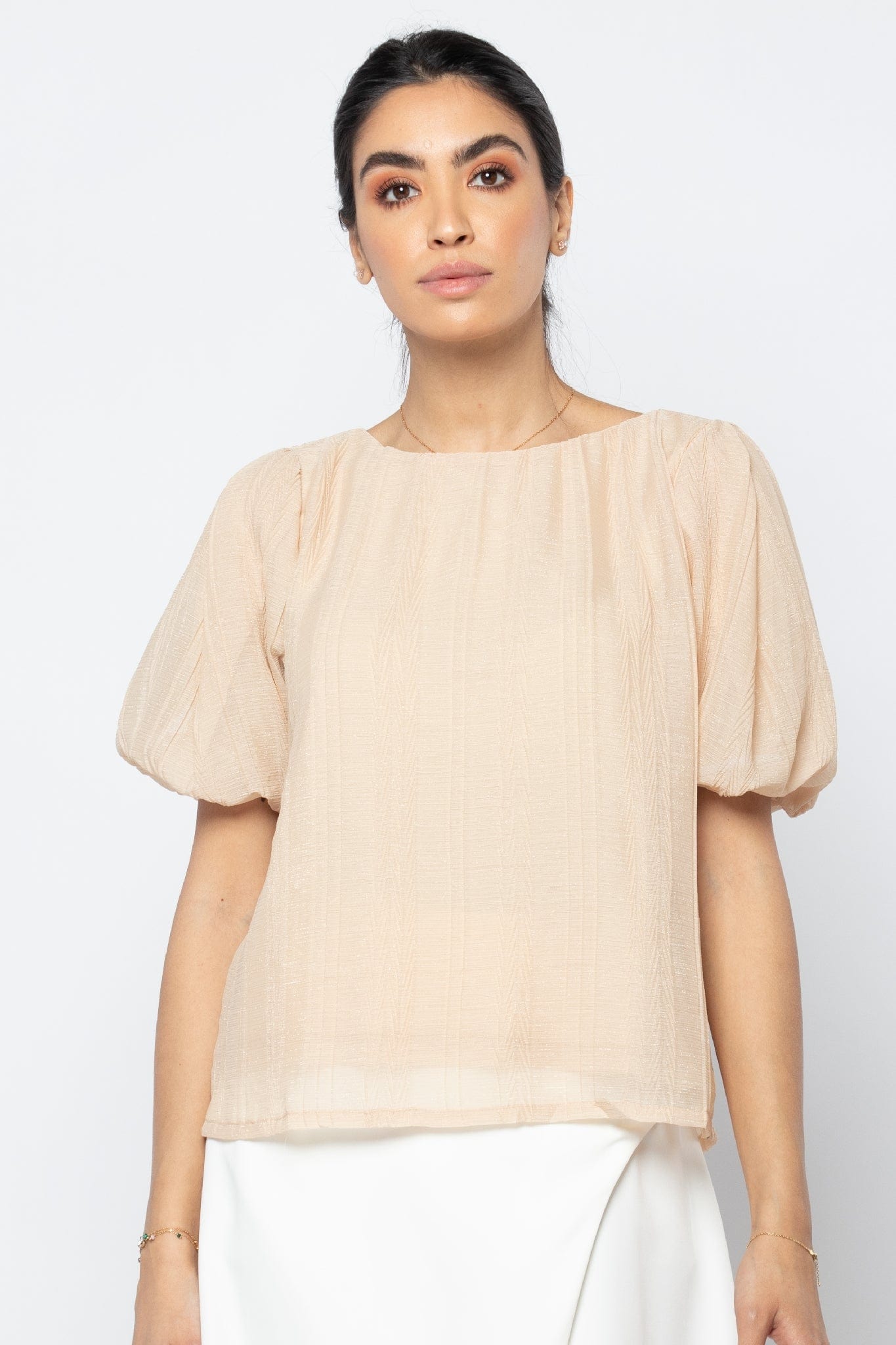 نتشي بلوزة لامعة بأكمام قصيرة بف