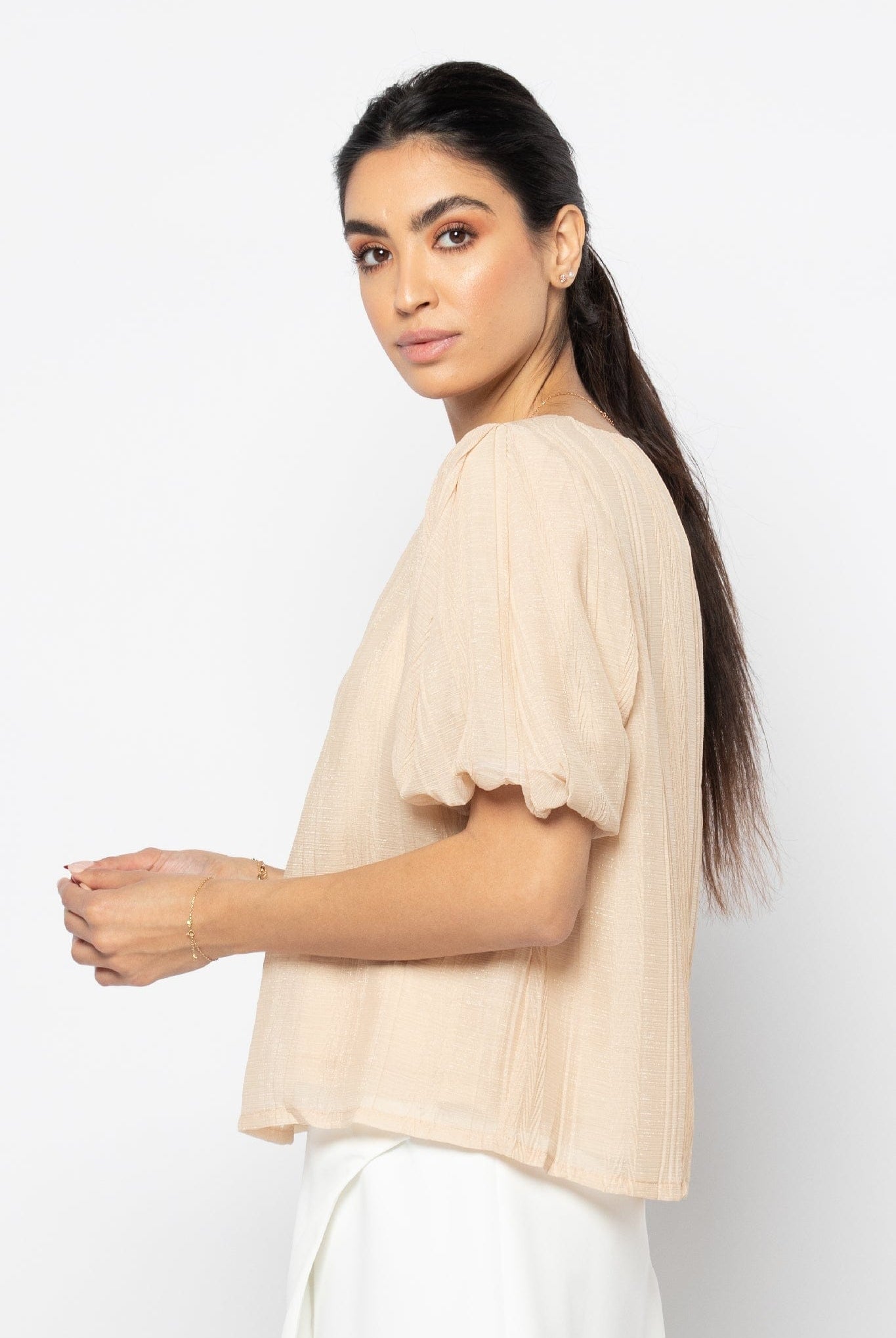 نتشي بلوزة لامعة بأكمام قصيرة بف