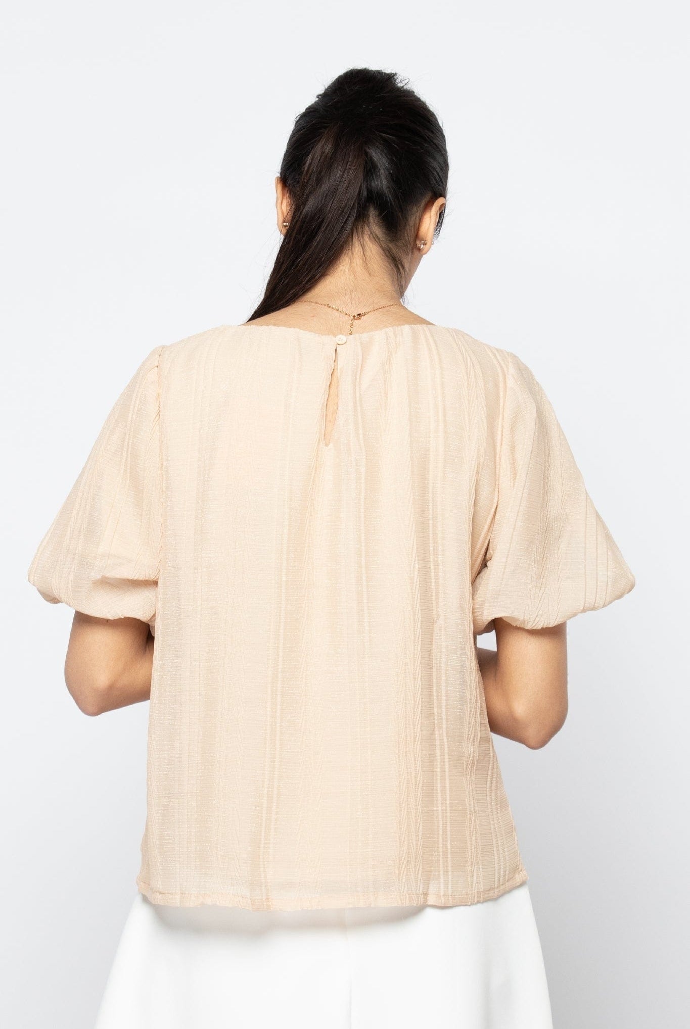 نتشي بلوزة لامعة بأكمام قصيرة بف