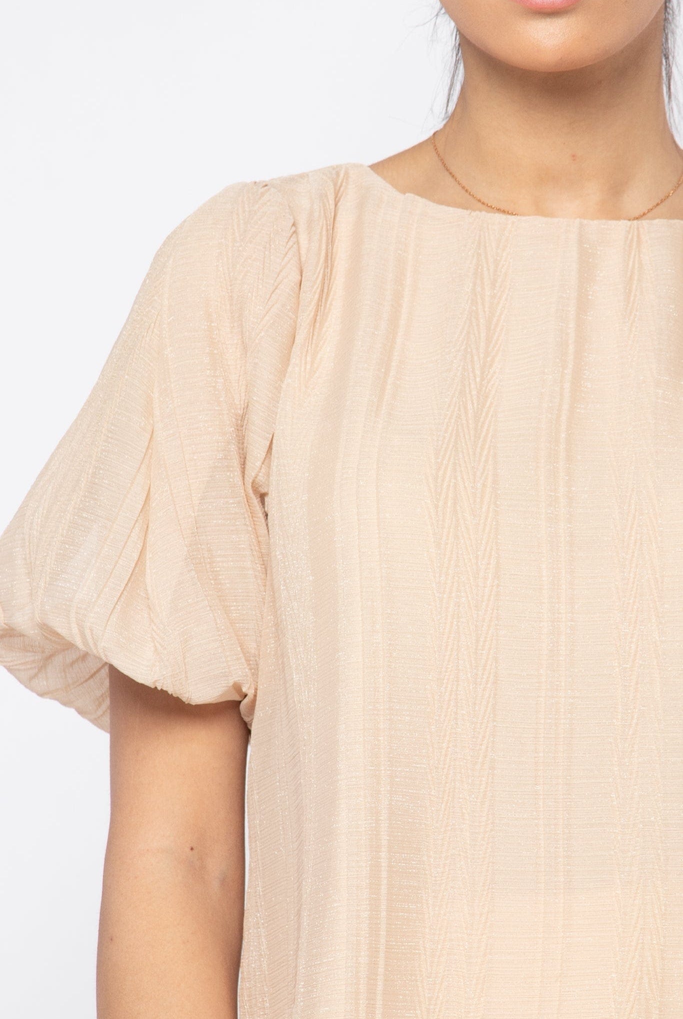 نتشي بلوزة لامعة بأكمام قصيرة بف