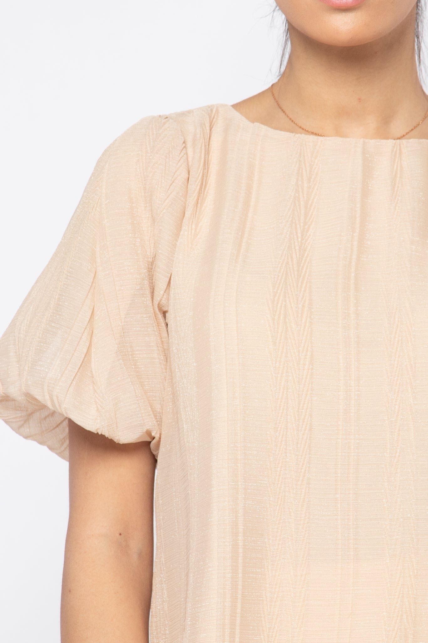 نتشي بلوزة لامعة بأكمام قصيرة بف