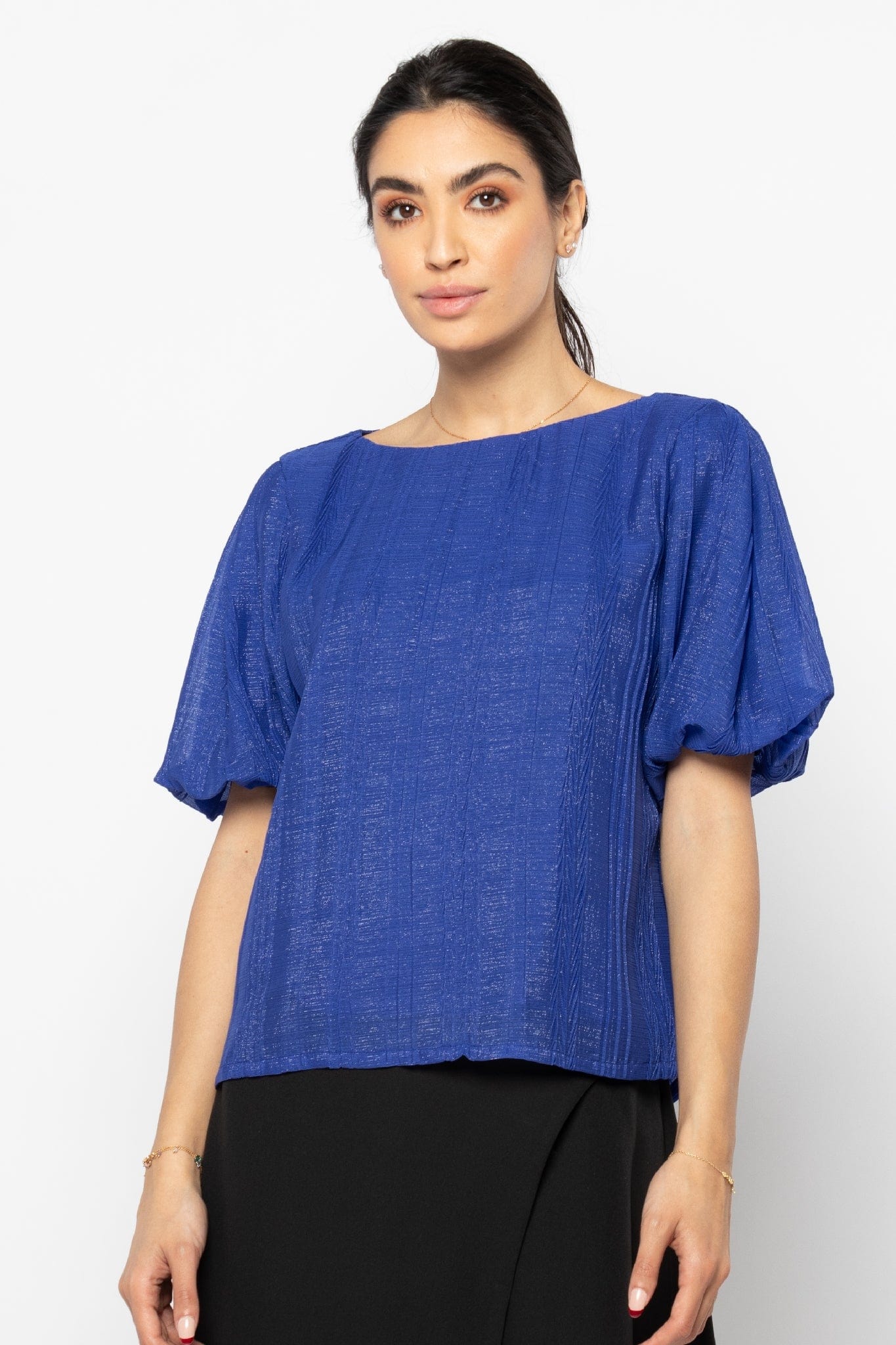 نتشي بلوزة لامعة بأكمام قصيرة بف