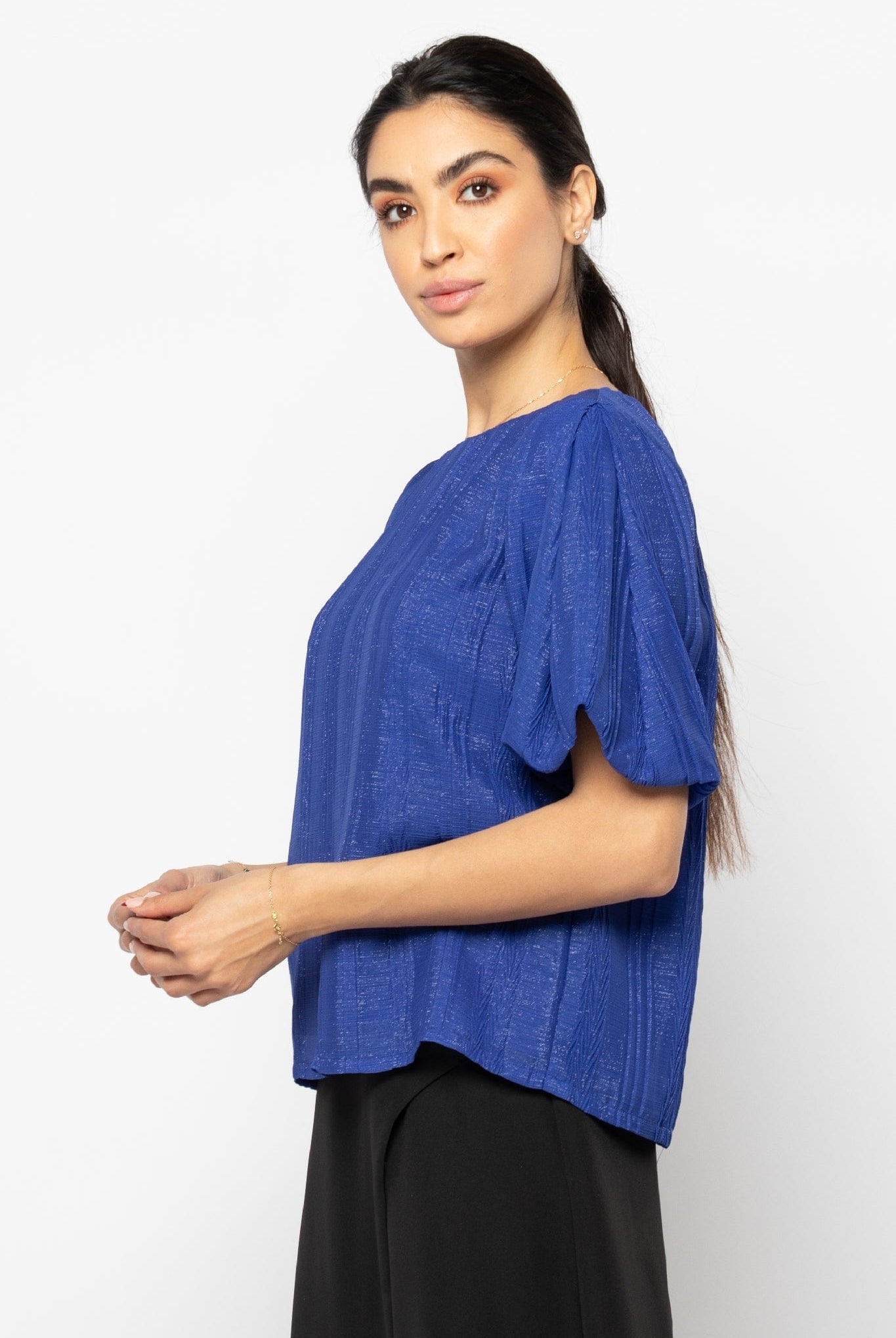 نتشي بلوزة لامعة بأكمام قصيرة بف