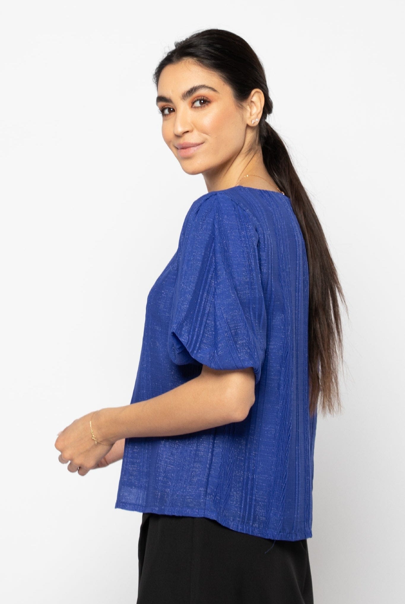 نتشي بلوزة لامعة بأكمام قصيرة بف