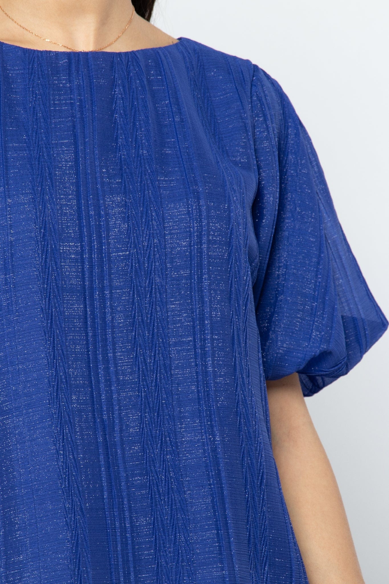 نتشي بلوزة لامعة بأكمام قصيرة بف