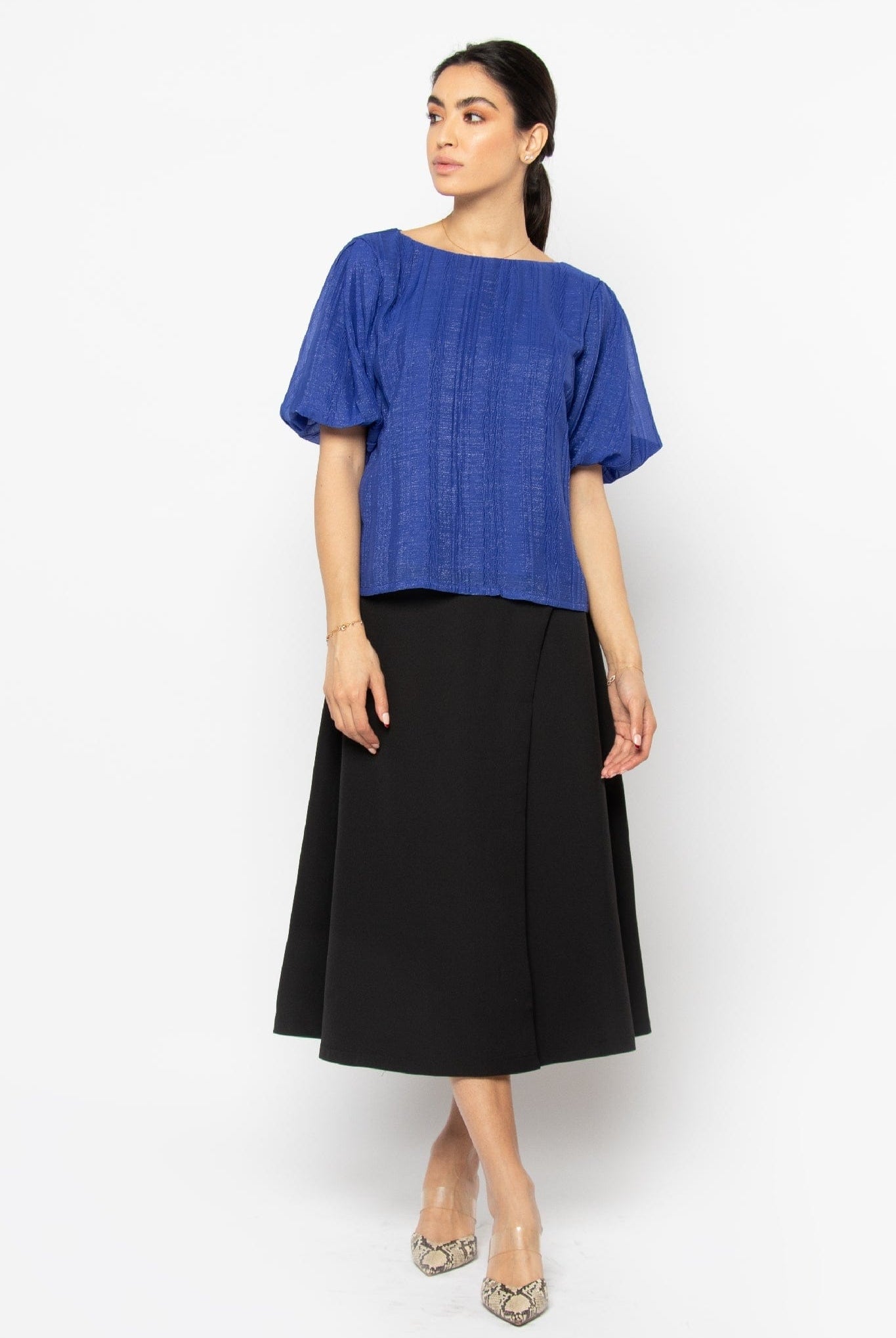 نتشي بلوزة لامعة بأكمام قصيرة بف