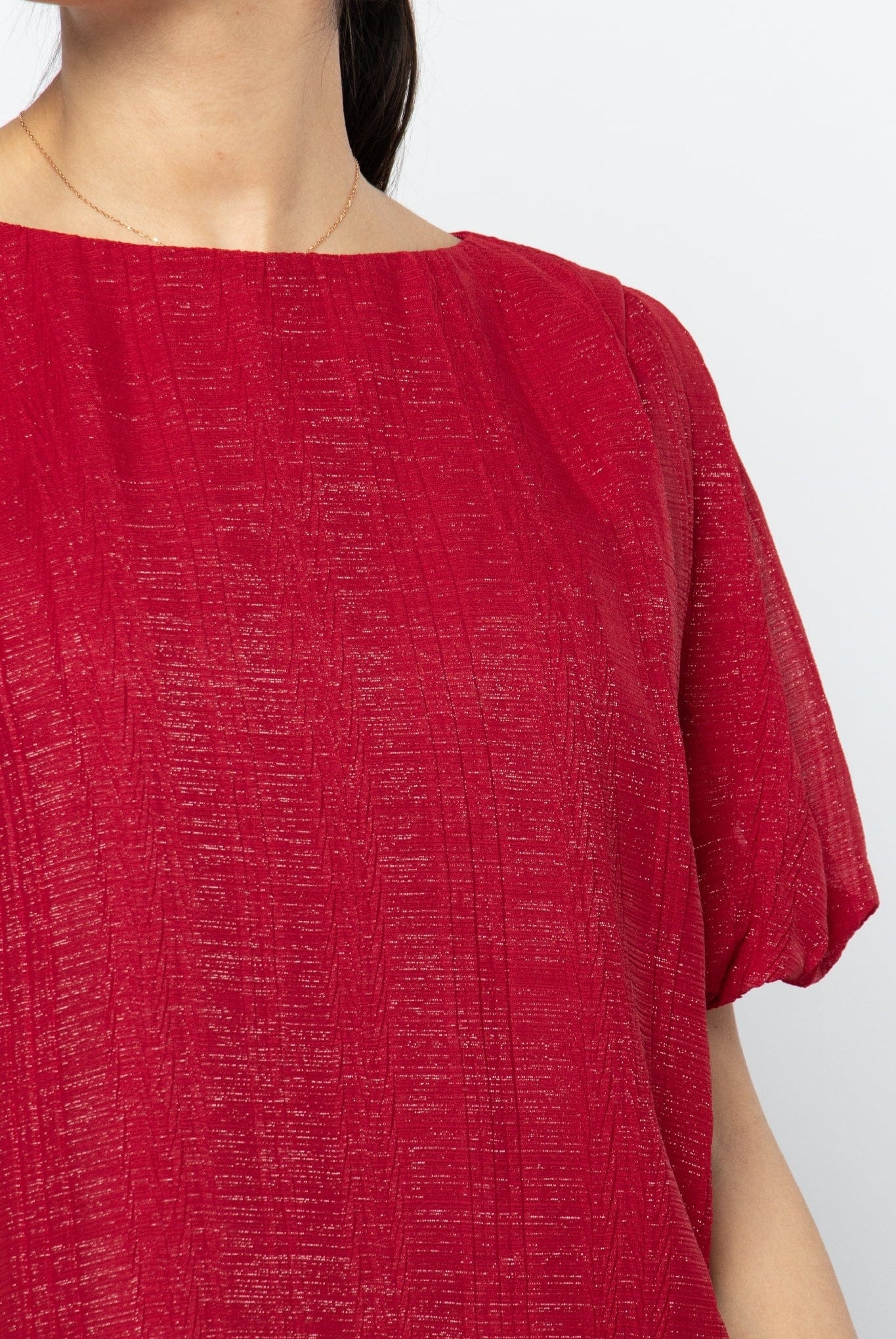 نتشي بلوزة لامعة بأكمام قصيرة بف