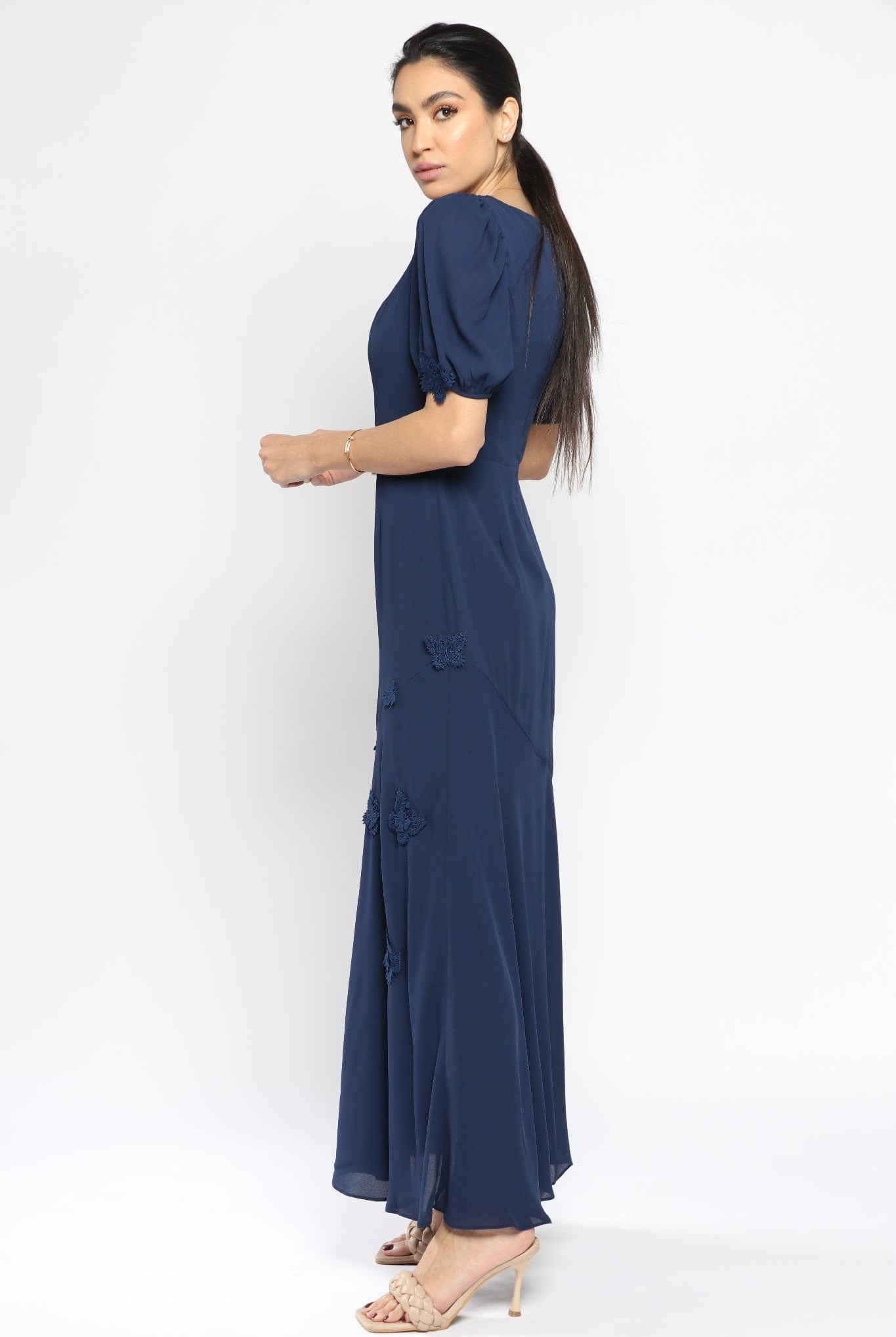 نتشي فستان طويل شيفون مزين بفراشات بارزه من الدانتيل كم قصير