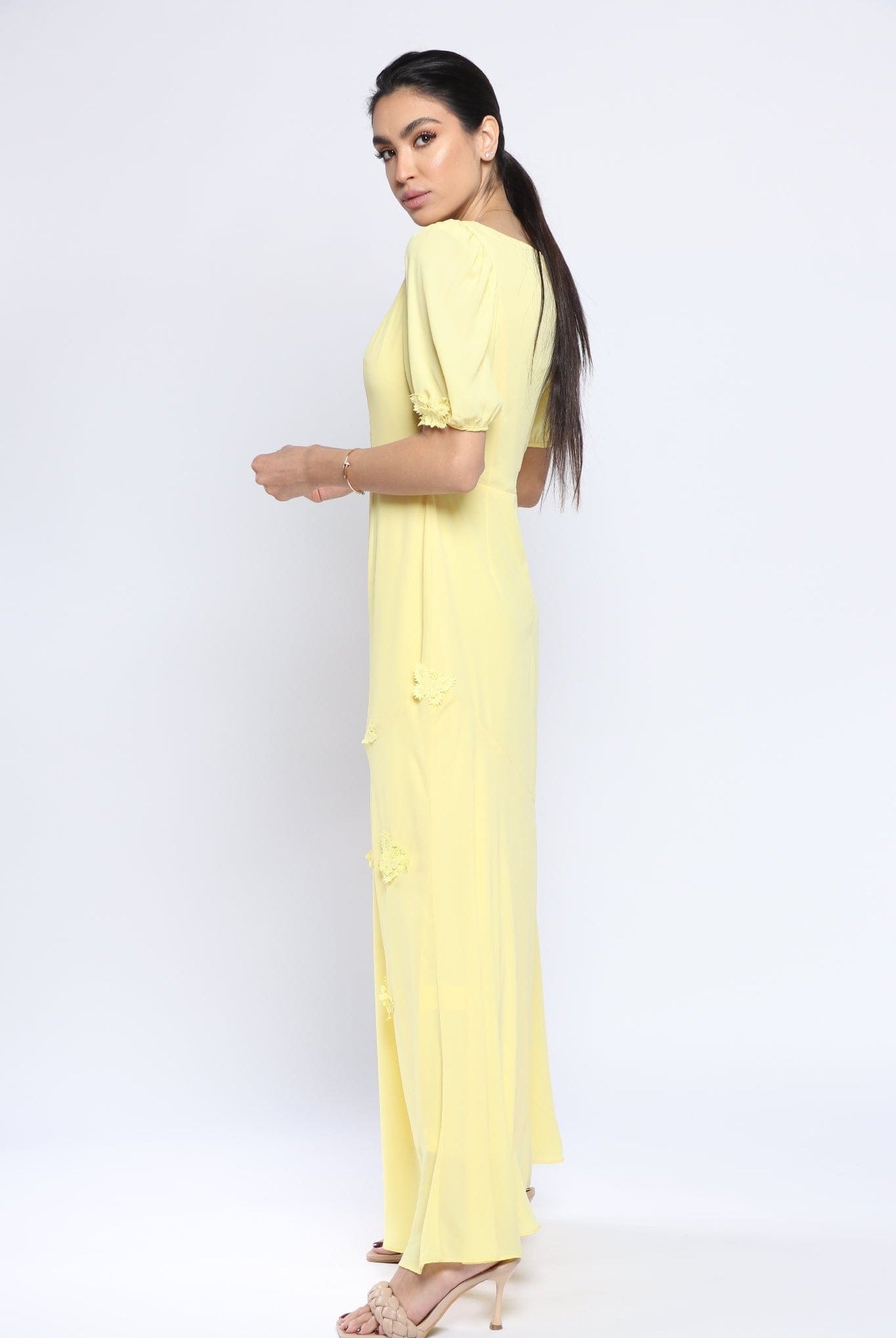 نتشي فستان طويل شيفون مزين بفراشات بارزه من الدانتيل كم قصير