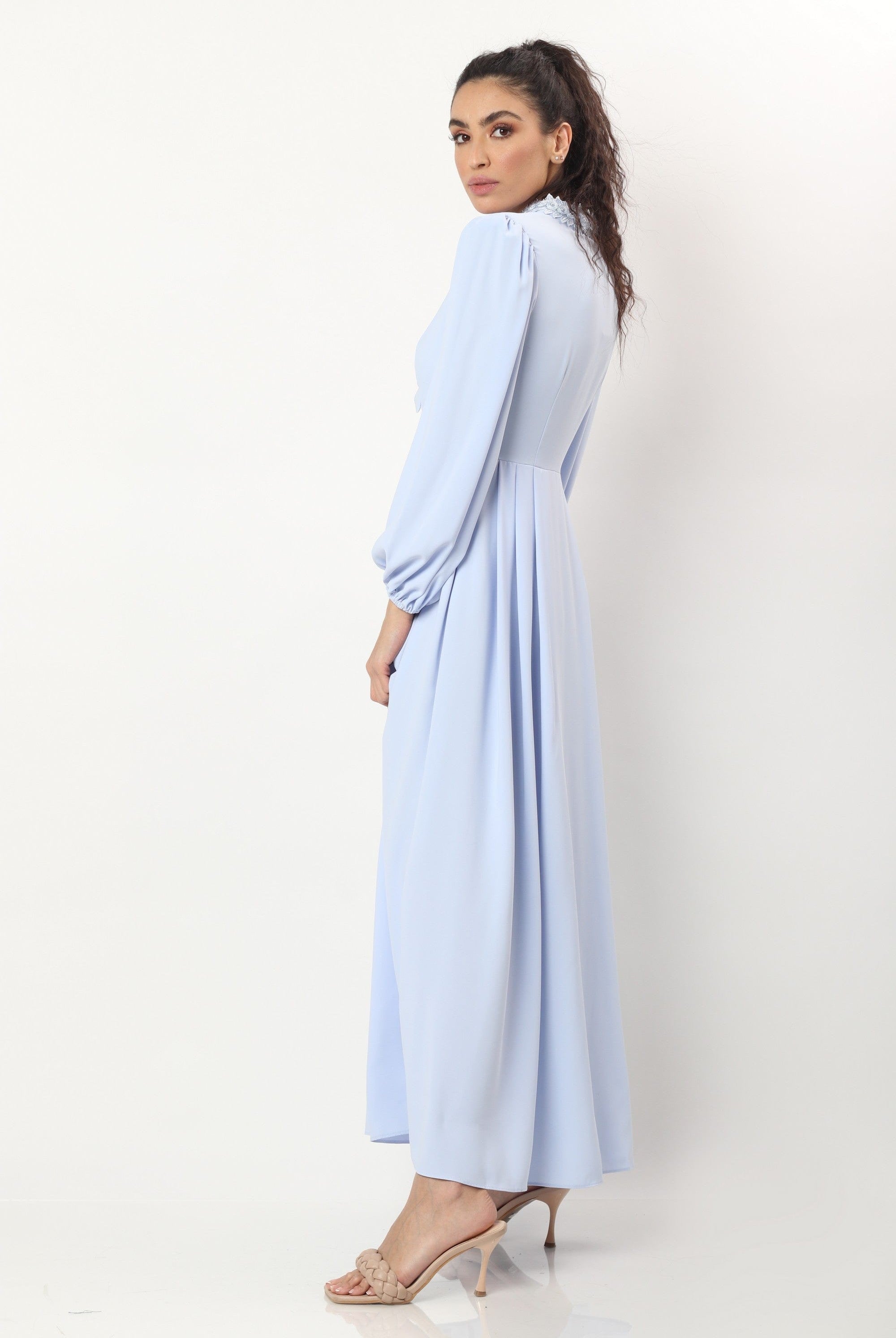 نتشي فستان ماكسي بكم طويل بربطة عنق قصيرة