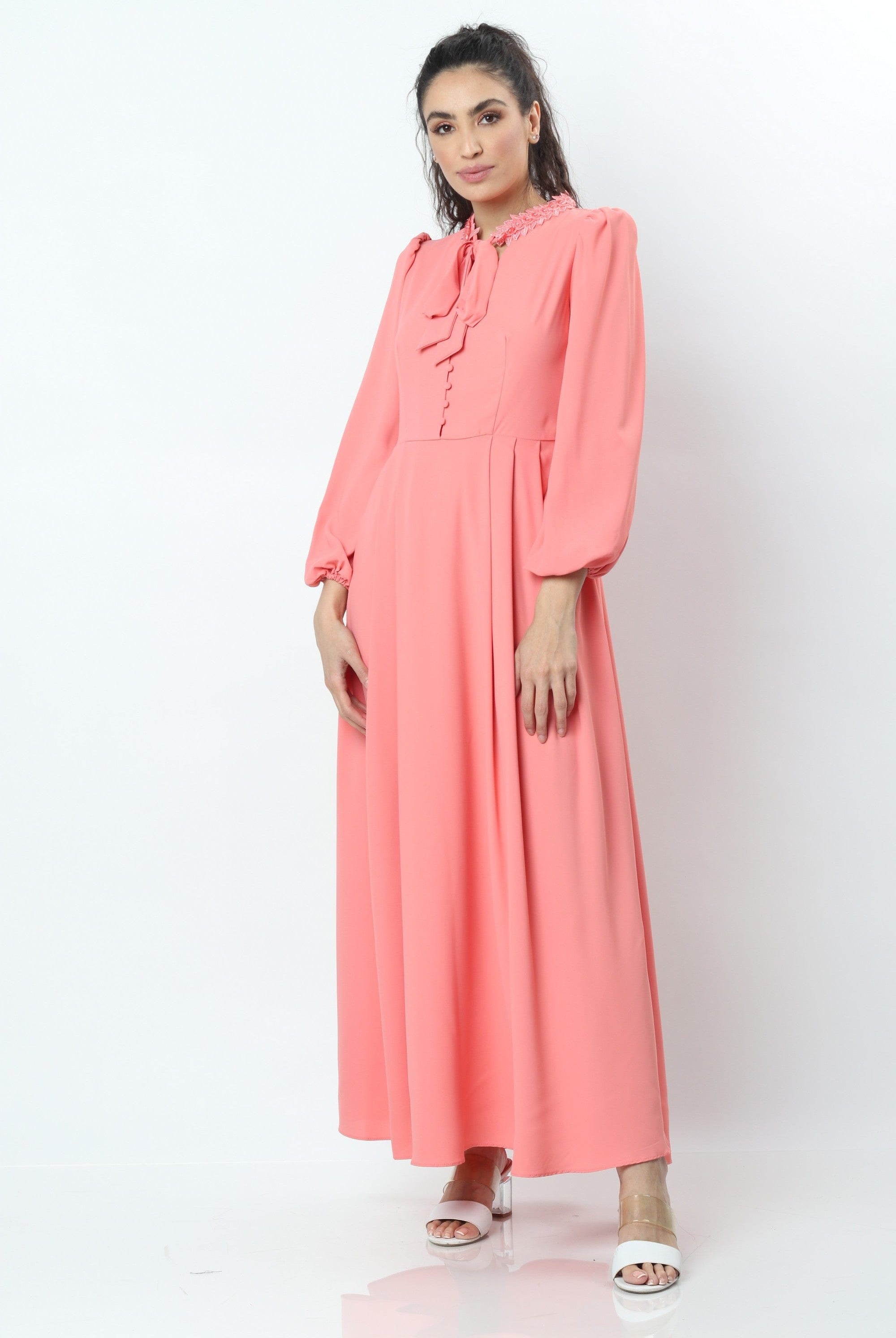 نتشي فستان ماكسي بكم طويل بربطة عنق قصيرة